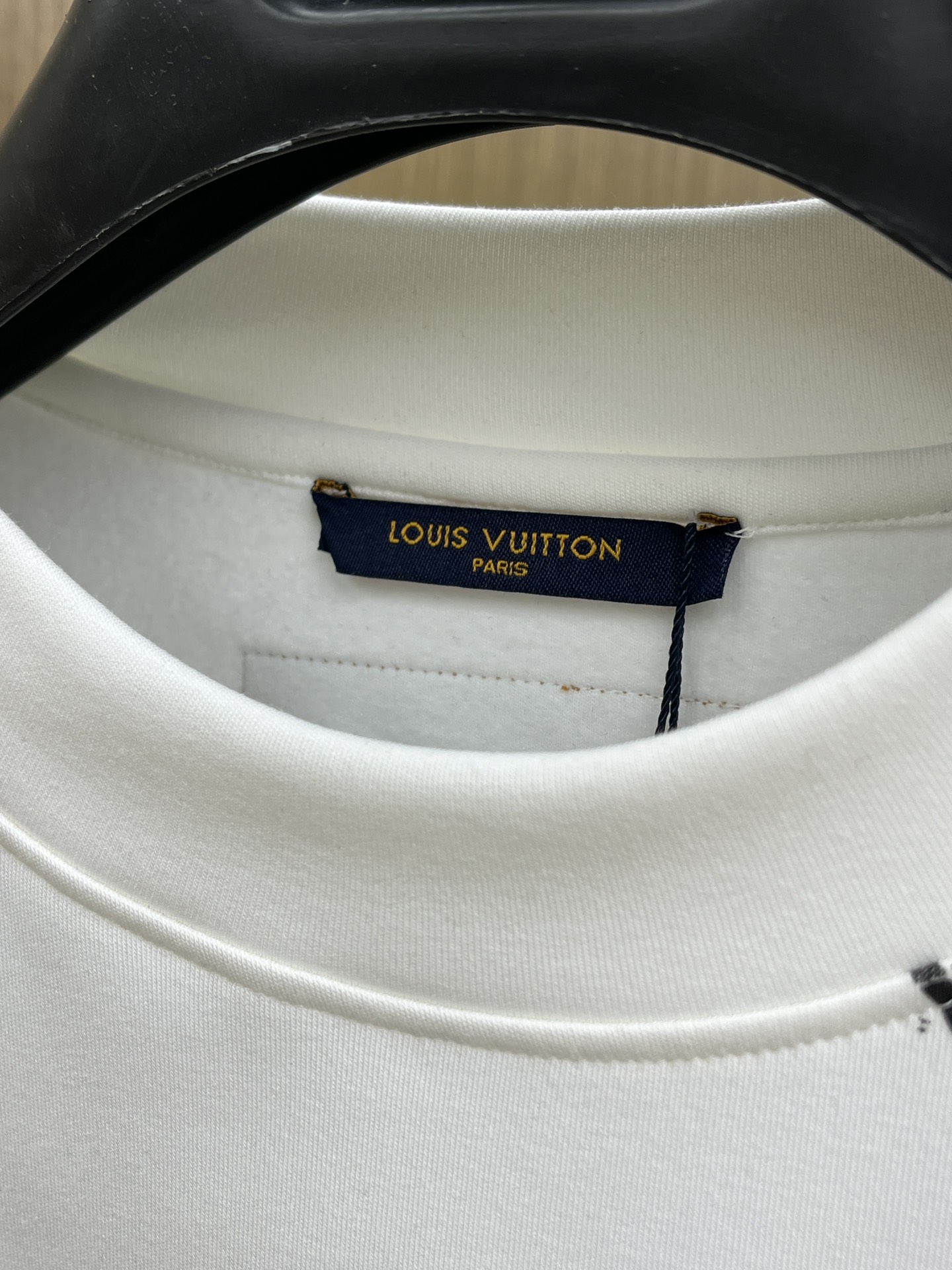 秋冬 LV 25ss秋季【新品】新款贸易订单圆领长袖网红款！上身舒适透气，不僵硬，整体有着丰富的立体感，