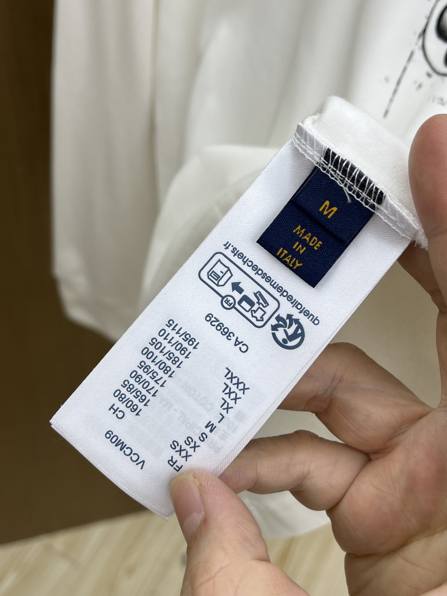 秋冬 LV 25ss秋季【新品】新款贸易订单圆领长袖网红款！上身舒适透气，不僵硬，整体有着丰富的立体感，