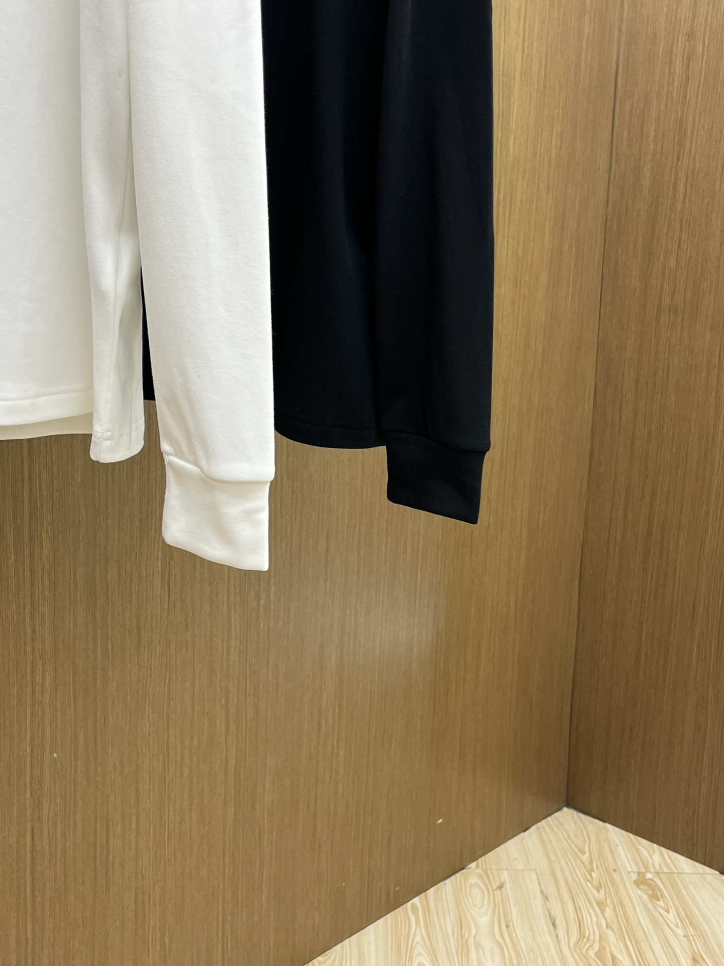 秋冬 LV 25ss秋季【新品】新款贸易订单圆领长袖网红款！上身舒适透气，不僵硬，整体有着丰富的立体感，