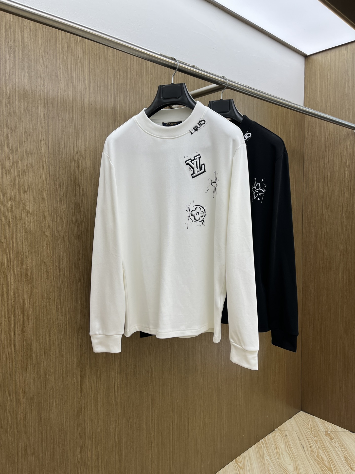 NO:527916,Autumn and Winter LV 25ss Autumn [New Product] New Trade Order Round Neck Long Sleeve Internet Celebrity Model!  The upper body is comfortable and breathable, not stiff, and the overall three-dimensional sense is rich, and the quality export orders meet the simple needs of commuters for dress. The upper body is very effective, it looks slim and does not picky about the figure. The fabric workmanship... Improper, good craftsmanship can make you look good and tasteful, ffj must-have items. S-2XL,,louis vuitton,alexander wang19860909秋冬 LV 25ss秋季【新品】新款贸易订单圆领长袖网红款！上身舒适透气,不僵硬,整体有着丰富的立体感,品质出口订单,满足通勤人们对于着装的简约需求,上身效果很好,显瘦,不挑剔身材.面料做工....无可挑剔,好工艺好面料才能穿出好品味一款,ffj人手必备单品 码数S-2XL,,louis vuitton,alexander wang,Men's clothing