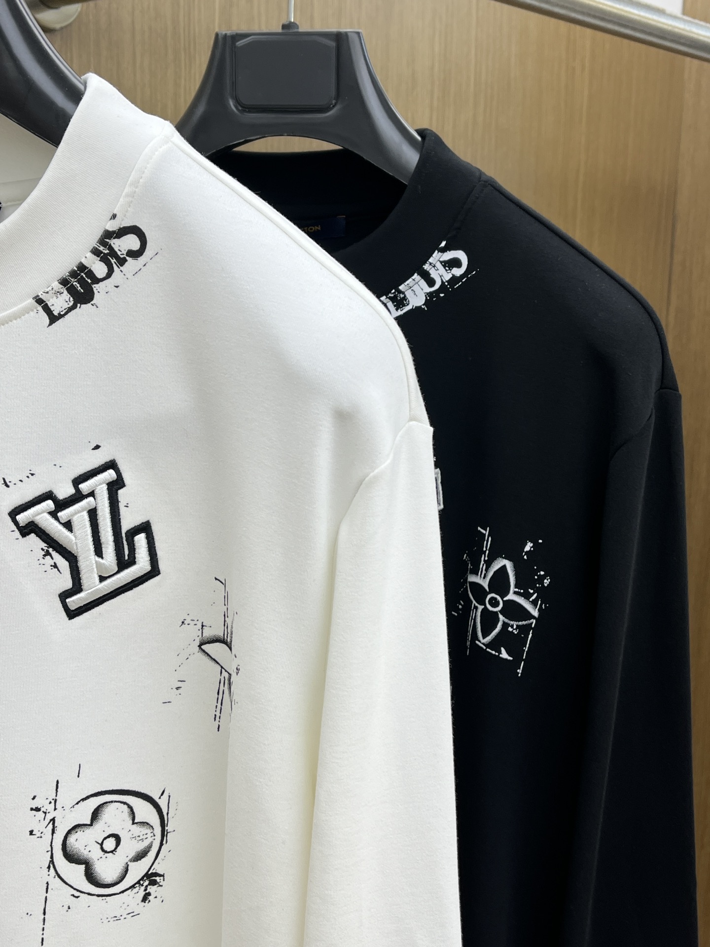 秋冬 LV 25ss秋季【新品】新款贸易订单圆领长袖网红款！上身舒适透气，不僵硬，整体有着丰富的立体感，