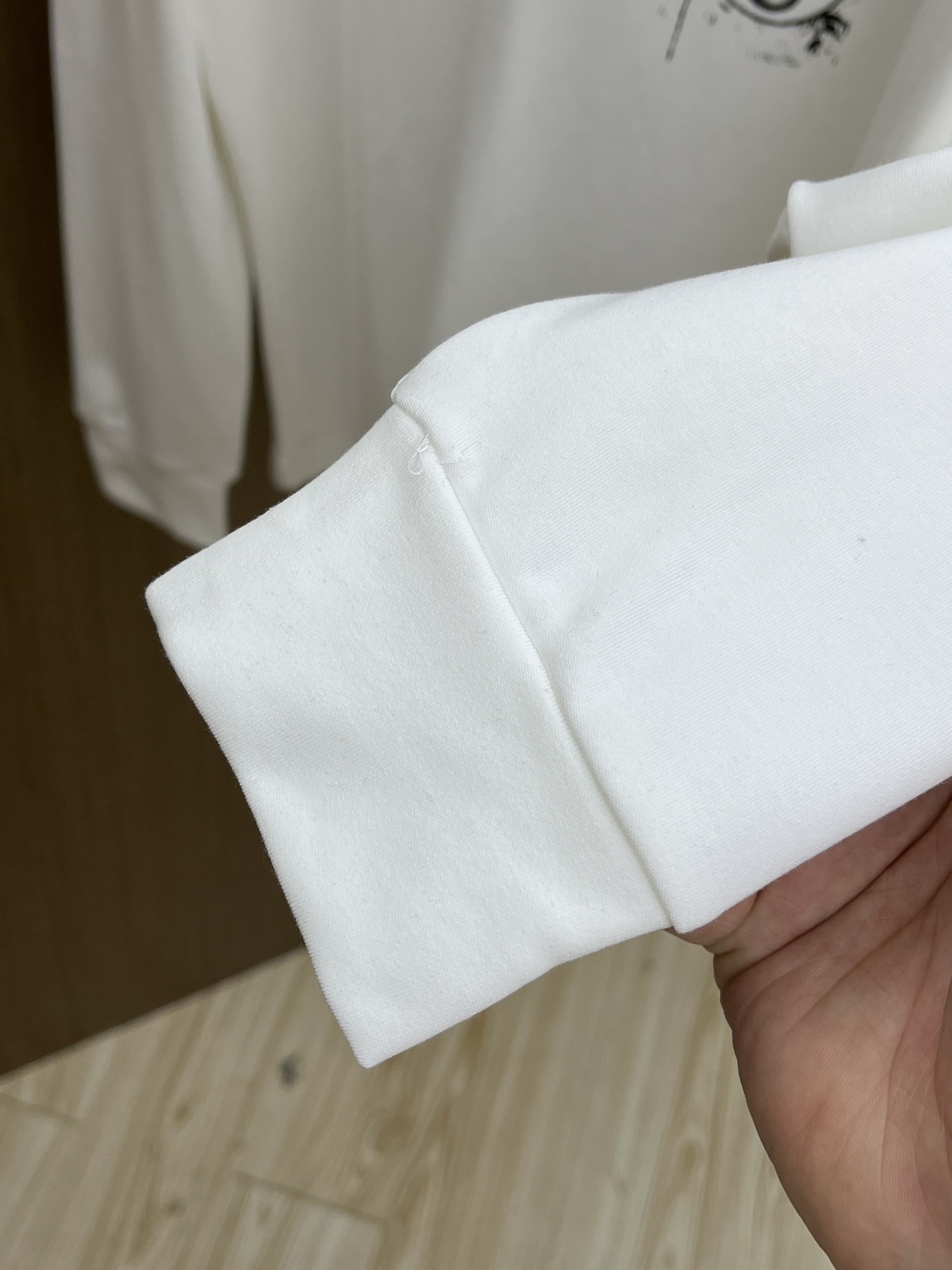 秋冬 LV 25ss秋季【新品】新款贸易订单圆领长袖网红款！上身舒适透气，不僵硬，整体有着丰富的立体感，