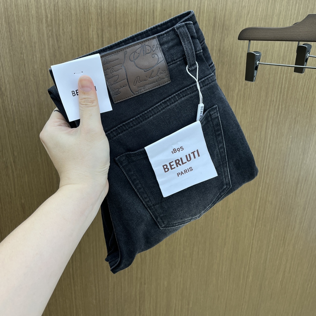 NO:527917,Autumn and winter Berle high-end quality 25ss autumn and winter latest Dandong jeans are available at the counter simultaneously. Original custom reproduction. Customer-supplied hardware and accessories. Original quality. Imported denim fabric heavy-working and fine line. Excellent upper body fbd preferred items!  SIZE:30-38 None 35 37,,jeans,alexander wang19860909秋冬 Berle 高端品质 25ss秋冬最新款丹东牛仔裤 柜台同步发售 原版定制复刻 客供五金辅料 原单品质 进口牛仔面料重工洗水 做工走线精细 上身绝佳 fbd优选单品！ SIZE:30-38无35 37,,jeans,alexander wang,Men's clothing