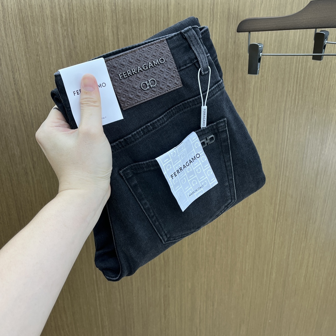 NO:527919,Autumn and winter FG high-end quality 25ss autumn and winter latest Dandong jeans are available at the counter simultaneously. Original custom reproduction. Customer-supplied hardware and accessories. Original quality. Imported denim fabric heavy-working washing. Fine workmanship and fine line. Excellent fbd preferred items for upper body!  SIZE:30-38 None 35 37,,jeans,alexander wang19860909秋冬 FG 高端品质 25ss秋冬最新款丹东牛仔裤 柜台同步发售 原版定制复刻 客供五金辅料 原单品质 进口牛仔面料重工洗水 做工走线精细 上身绝佳 fbd优选单品！ SIZE:30-38无35 37,,jeans,alexander wang,Men's clothing