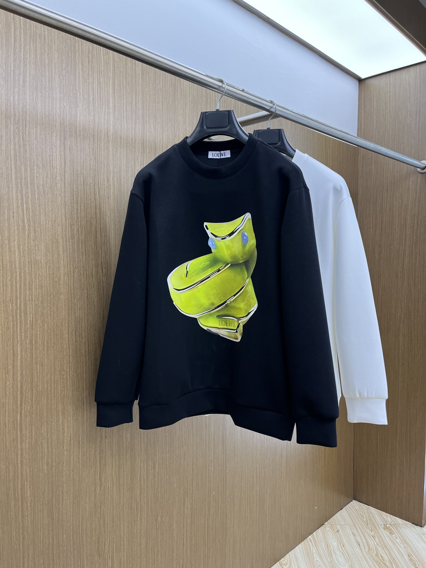 NO:529229,Autumn and Winter loe FW autumn and winter new printed round neck terry sweatshirts are made of high-end brand fabric 380 grams terry high gram weight Exclusive customized customer supply High-end quality same style for men and women Official website details Brand logo design Complete three standards Differentiate market currency fyl random comparison Size XS-L Order to report height and weight, loewe, hoodie, sweatshirts, alexander wang19860909秋冬 loe FW秋冬新款印花圆领毛圈卫衣 采用高端大牌面料380克毛圈高克重 独家定制客供 品质高端 男女同款 官网细节 品牌logo设计 三标齐全 区别市场通货 fyl随意对比 尺码XS-L 下单报身高体重,,loewe,hoodie,sweatshirts,alexander wang,Men's clothing