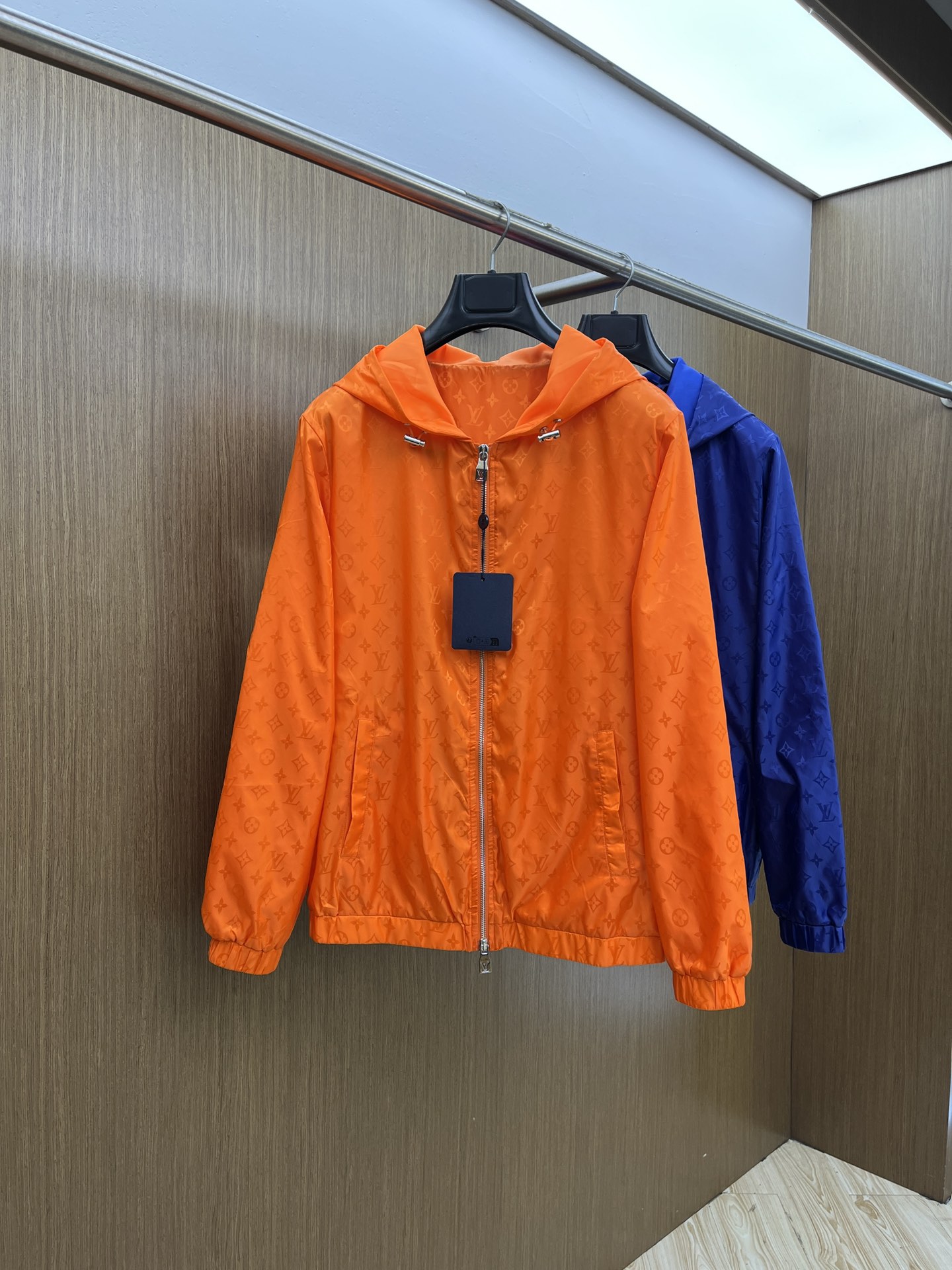 NO:529239,Autumn and Winter 2025SS LV Autumn and Winter New Jacket Jacket Series Customized Counter Fabrics High breathable and comfortable, impeccable details, and elemental design concepts reflect high quality. The feel is delicate and soft!  It is casually cut, with a great upper body style!  Wearing it is comfortable and slim, lazy and casual, combined with clean and simple colors, it is particularly pleasing to look at. It is suitable for daily wear~ I love to launch sports items embellished with vitality prints, bld welcomes the arrival of the warm season. Size 48 50 52 54 56 Color Black White Orange Blue,,louis vuitton,jackets & coats,jackets & coats,alexander wang19860909秋冬 2025SS LV 秋冬新品夹克外套 系列 专柜定制面料 透气舒适度高,细节无可挑剔,元素设计理念,体现高品质.手感细腻柔软！呈现休闲裁剪,上身版型超赞！穿上就是舒适自在又显瘦的存在,慵懒而随性,结合干净简单的色系就特别耐看,适合日常穿着~倾情推出缀饰活力印花的运动单品,bld迎接温暖季节的到来. 尺码48 50 52 54 56 颜色 黑色 白色 橘色 蓝色,,louis vuitton,jackets & coats,jackets & coats,alexander wang,Men's clothing