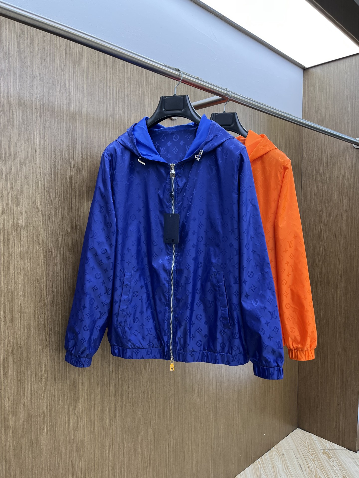 NO:529240,Autumn and Winter 2025SS LV Autumn and Winter New Jacket Jacket Series Customized Counter Fabrics High breathable and comfortable, impeccable details, and elemental design concepts reflect high quality. The feel is delicate and soft!  It is casually cut, with a great upper body style!  Wearing it is comfortable and slim, lazy and casual, combined with clean and simple colors, it is particularly pleasing to look at. It is suitable for daily wear~ I love to launch sports items embellished with vitality prints, bld welcomes the arrival of the warm season. Size 48 50 52 54 56 Color Black White Orange,,louis vuitton,jackets & coats,jackets & coats,alexander wang19860909秋冬 2025SS LV 秋冬新品夹克外套 系列 专柜定制面料 透气舒适度高,细节无可挑剔,元素设计理念,体现高品质.手感细腻柔软！呈现休闲裁剪,上身版型超赞！穿上就是舒适自在又显瘦的存在,慵懒而随性,结合干净简单的色系就特别耐看,适合日常穿着~倾情推出缀饰活力印花的运动单品,bld迎接温暖季节的到来. 尺码48 50 52 54 56 颜色 黑色 白色 橘色,,louis vuitton,jackets & coats,jackets & coats,alexander wang,Men's clothing