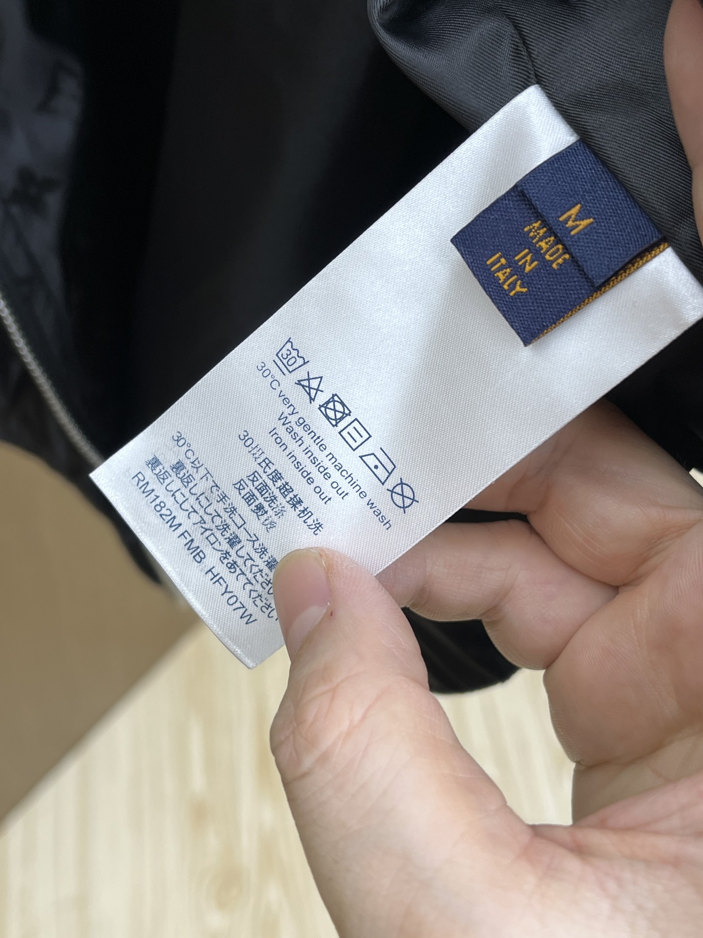 秋冬 2025SS LV 秋冬新品🆕夹克外套 系列专柜定制面料 透气舒适度高，细节无可挑剔，元素设计理念