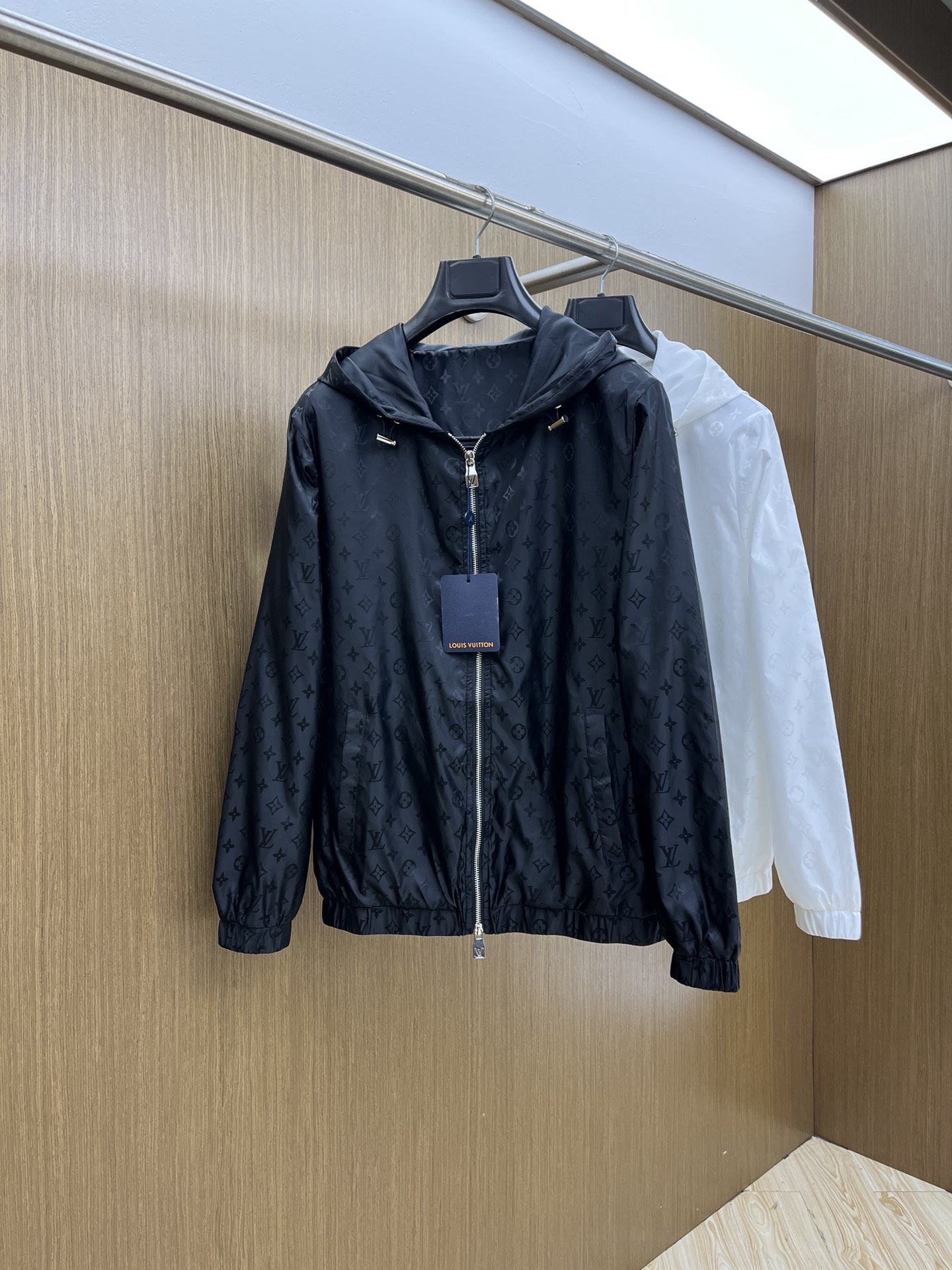 NO:529228,Autumn and Winter 2025SS LV Autumn and Winter New Jacket Jacket Series Customized Counter Fabrics High breathable and comfortable, impeccable details, and elemental design concepts reflect high quality. The feel is delicate and soft!  It is casually cut, with a great upper body style!  Wearing it is comfortable and slim, lazy and casual, combined with clean and simple colors, it is particularly pleasing to look at. It is suitable for daily wear~ I love to launch sports items embellished with vitality prints, bld welcomes the arrival of the warm season. Size 48 50 52 54 56 Color Black White Orange Blue,,louis vuitton,jackets & coats,jackets & coats,alexander wang19860909秋冬 2025SS LV 秋冬新品夹克外套 系列 专柜定制面料 透气舒适度高,细节无可挑剔,元素设计理念,体现高品质.手感细腻柔软！呈现休闲裁剪,上身版型超赞！穿上就是舒适自在又显瘦的存在,慵懒而随性,结合干净简单的色系就特别耐看,适合日常穿着~倾情推出缀饰活力印花的运动单品,bld迎接温暖季节的到来. 尺码48 50 52 54 56 颜色 黑色 白色 橘色 蓝色,,louis vuitton,jackets & coats,jackets & coats,alexander wang,Men's clothing