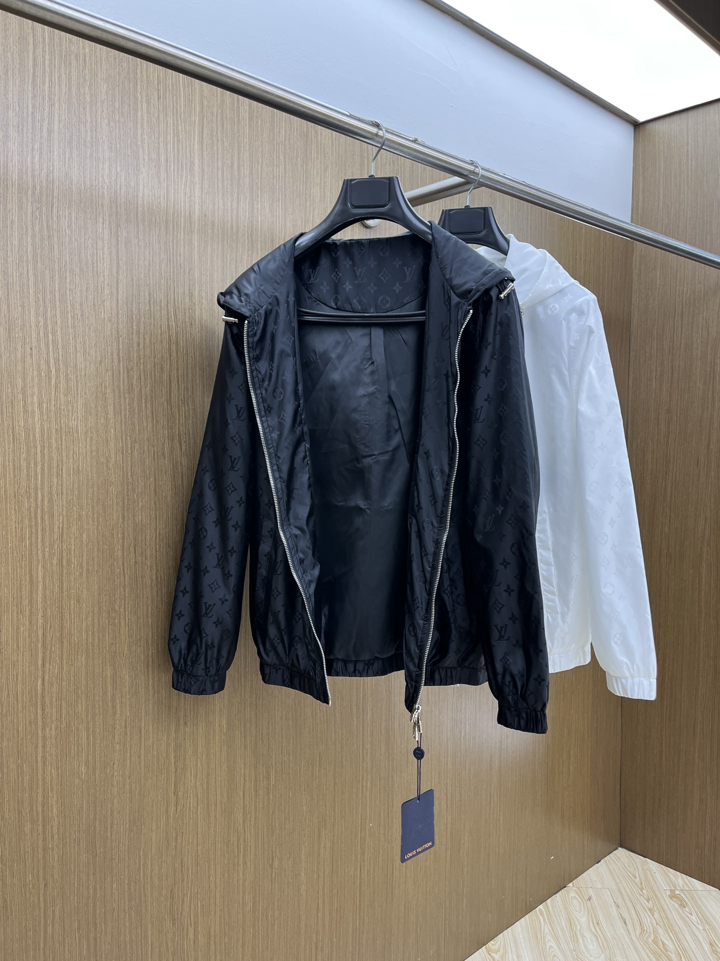 秋冬 2025SS LV 秋冬新品🆕夹克外套 系列专柜定制面料 透气舒适度高，细节无可挑剔，元素设计理念