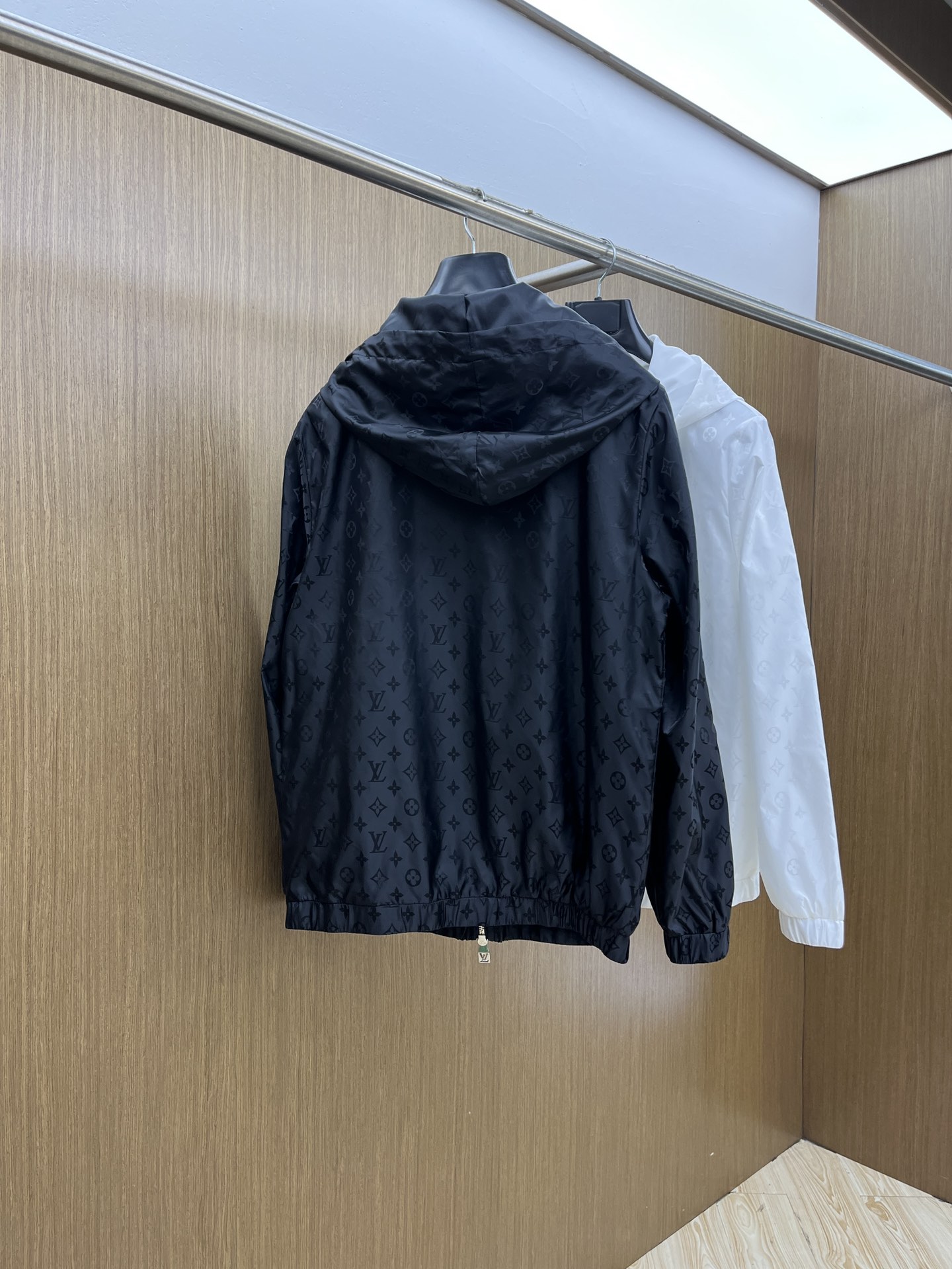 秋冬 2025SS LV 秋冬新品🆕夹克外套 系列专柜定制面料 透气舒适度高，细节无可挑剔，元素设计理念