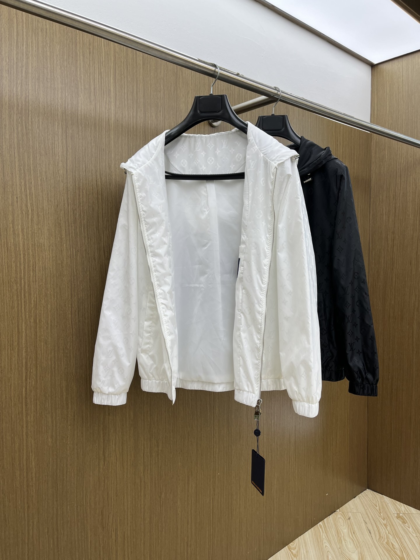 秋冬 2025SS LV 秋冬新品🆕夹克外套 系列专柜定制面料 透气舒适度高，细节无可挑剔，元素设计理念