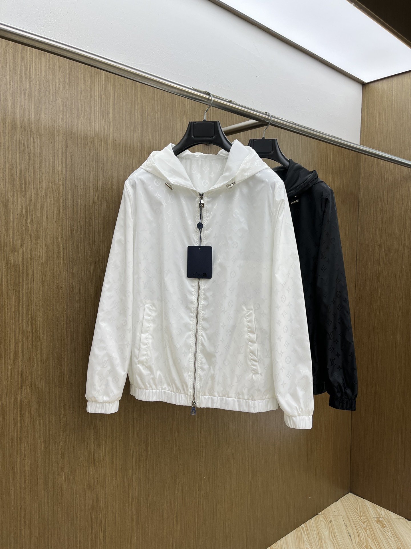 NO:529230,Autumn and Winter 2025SS LV Autumn and Winter New Jacket Jacket Series Customized Counter Fabrics High breathable and comfortable, impeccable details, and elemental design concepts reflect high quality. The feel is delicate and soft!  It is casually cut, with a great upper body style!  Wearing it is comfortable and slim, lazy and casual, combined with clean and simple colors, it is particularly pleasing to look at. It is suitable for daily wear~ I love to launch sports items embellished with vitality prints, bld welcomes the arrival of the warm season. Size 48 50 52 54 56 Color Black White Orange Blue,,louis vuitton,jackets & coats,jackets & coats,alexander wang19860909秋冬 2025SS LV 秋冬新品夹克外套 系列 专柜定制面料 透气舒适度高,细节无可挑剔,元素设计理念,体现高品质.手感细腻柔软！呈现休闲裁剪,上身版型超赞！穿上就是舒适自在又显瘦的存在,慵懒而随性,结合干净简单的色系就特别耐看,适合日常穿着~倾情推出缀饰活力印花的运动单品,bld迎接温暖季节的到来. 尺码48 50 52 54 56 颜色 黑色 白色 橘色 蓝色,,louis vuitton,jackets & coats,jackets & coats,alexander wang,Men's clothing