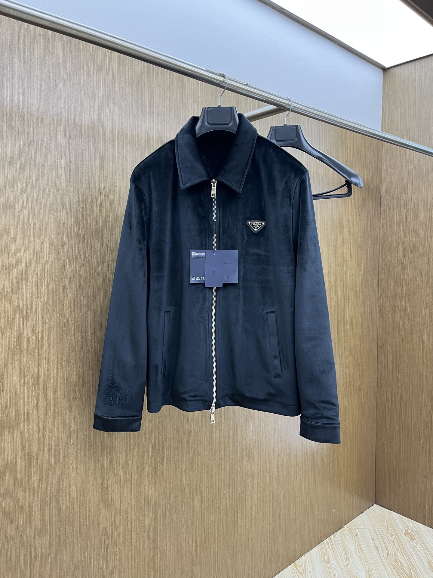 NO:529237,Autumn and winter PD SS velvet denim Yokosuka jacket ● Genuine 35500 purchased and developed ●7*7 twill flocking cloth ●People silk lining ●Custom 11 chain ●Custom 11 buttons ●Custom 11 beads ●Custom 11 trademark ●Size 48-50-52-54-56 Exclusive for bld,,jackets & coats,alexander wang19860909秋冬 PD SS丝绒丹宁横须贺夹克 ●正品35500购入开发 ●7*7斜纹植绒布 ●人丝里布 ●定制11链子 ●定制11纽扣 ●定制11珠子 ●定制11商标 ●尺码48-50-52-54-56 独家专供bld,,jackets & coats,alexander wang,Men's clothing