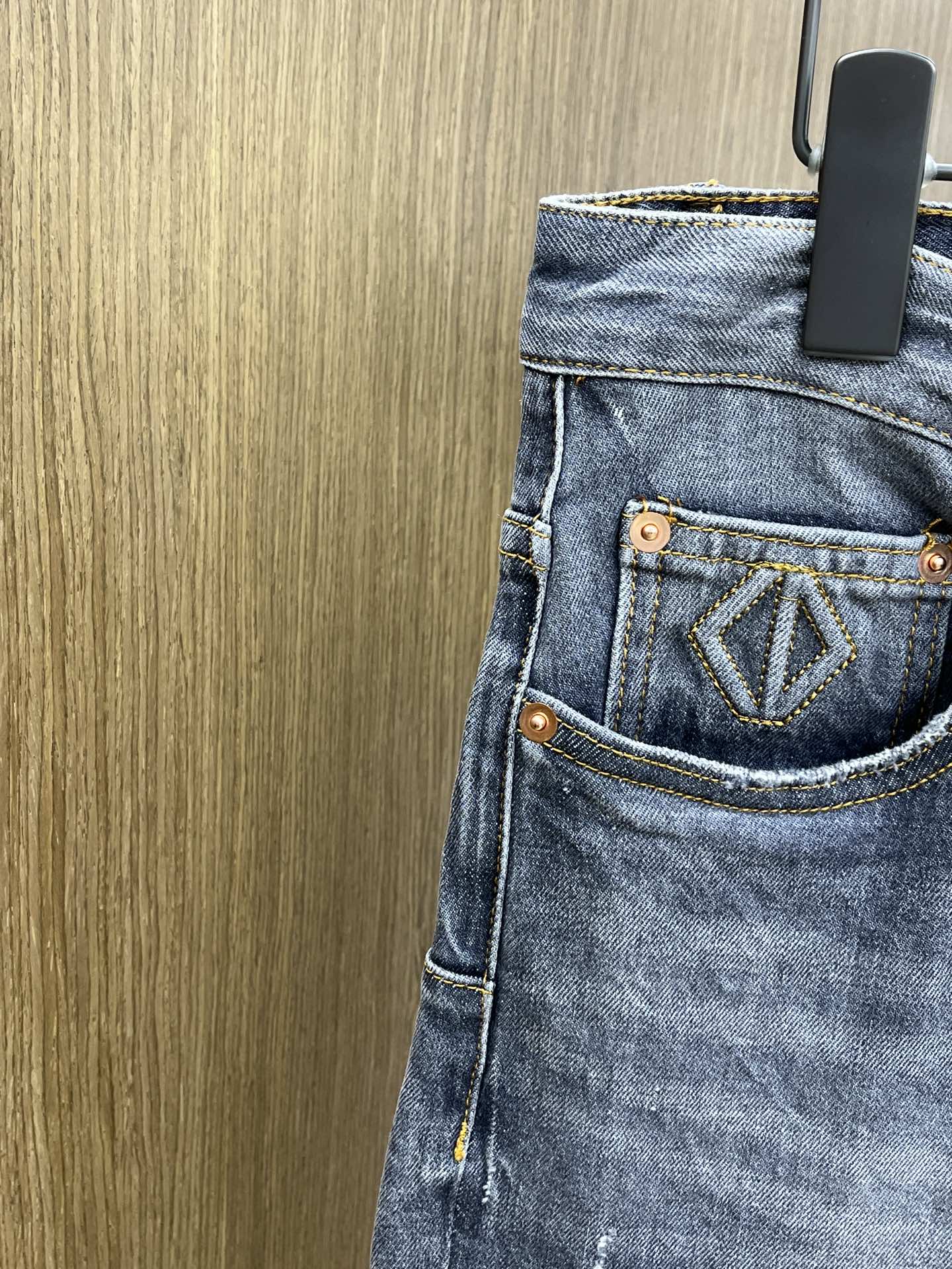 秋冬 cd 新款来袭🔥秋冬爆款新品 有售 实体店极品牛仔裤🐂原版好货，适合各个年龄段。市场最高版本的欧洲