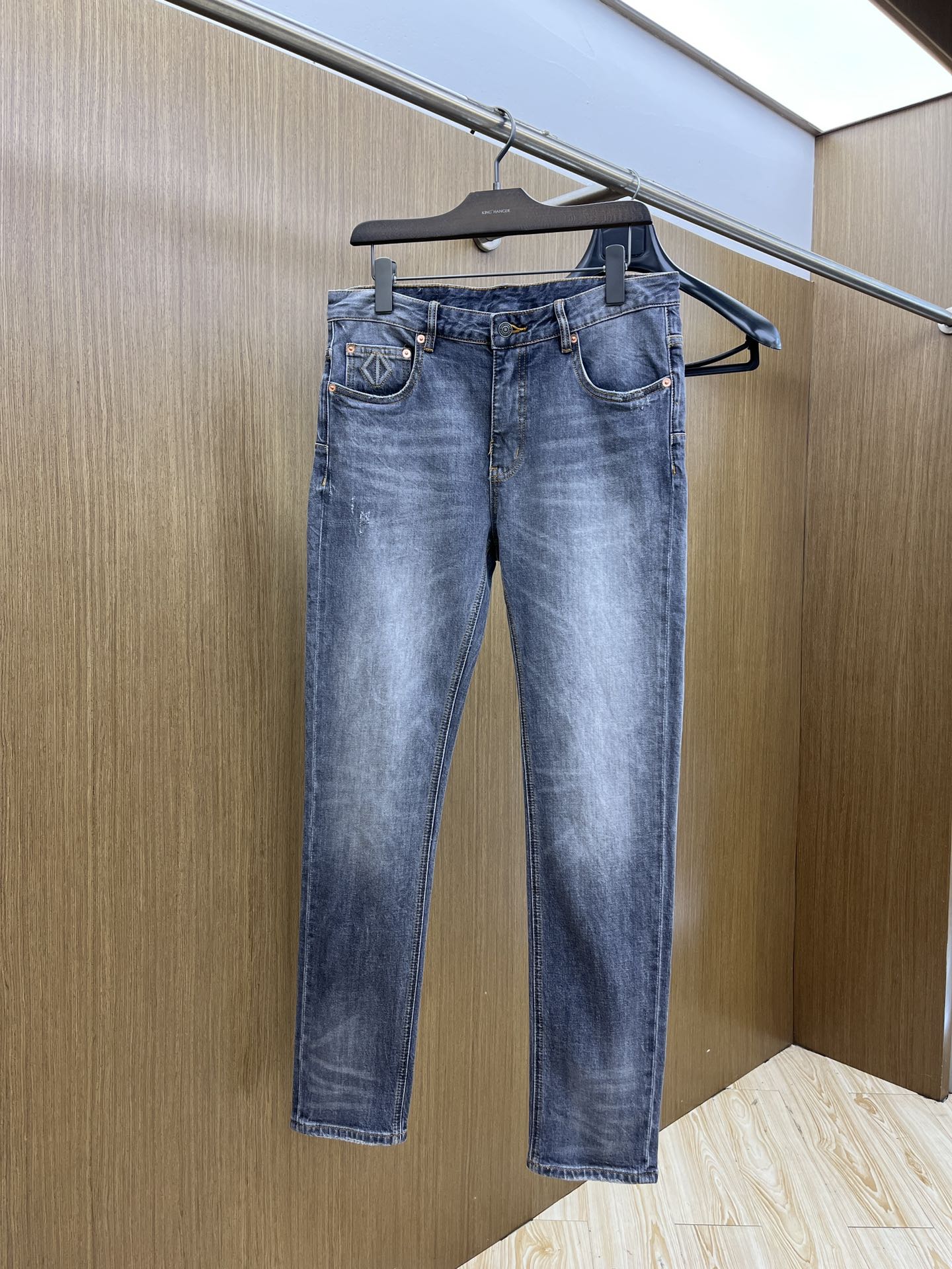 秋冬 cd 新款来袭🔥秋冬爆款新品 有售 实体店极品牛仔裤🐂原版好货，适合各个年龄段。市场最高版本的欧洲