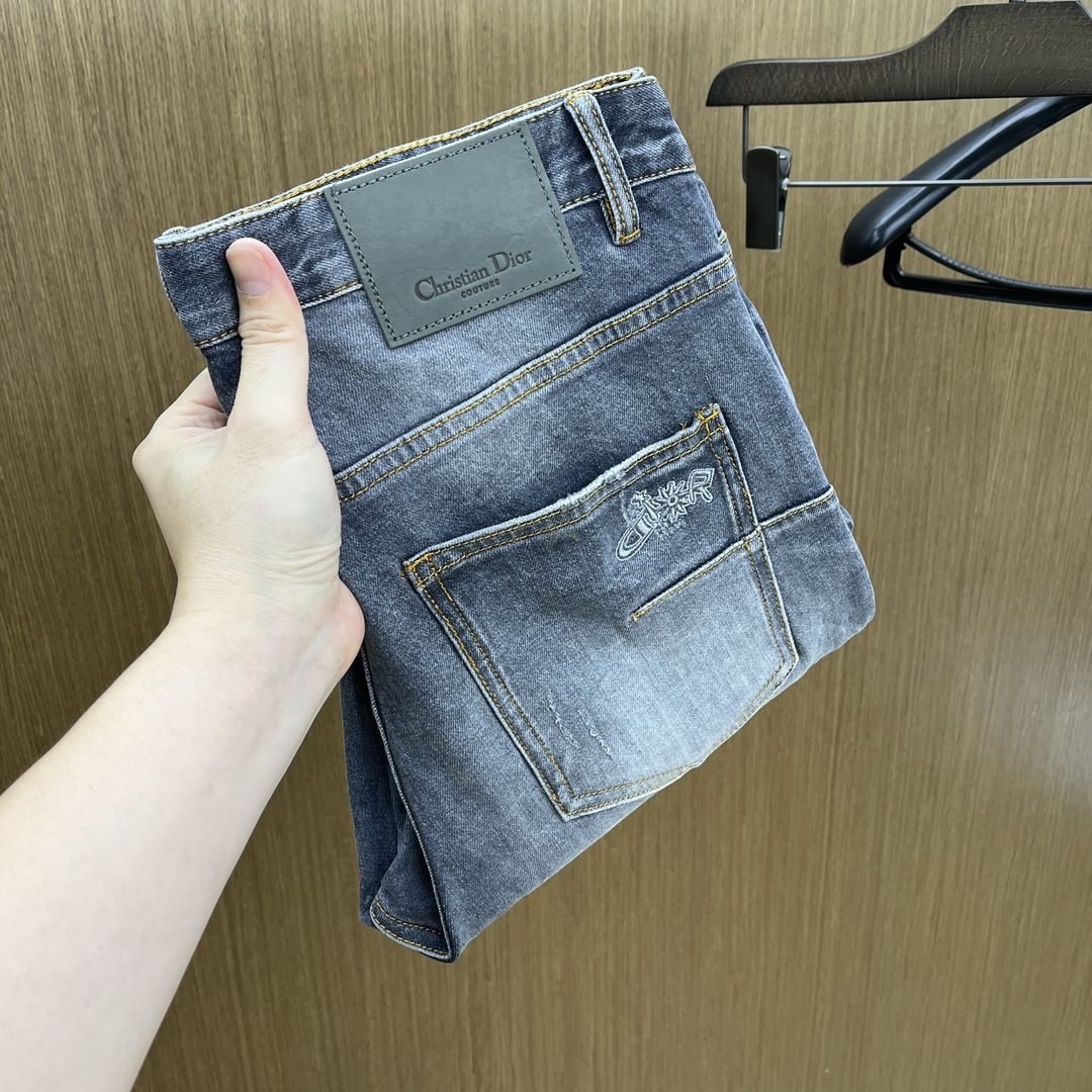 秋冬 cd 新款来袭🔥秋冬爆款新品 有售 实体店极品牛仔裤🐂原版好货，适合各个年龄段。市场最高版本的欧洲