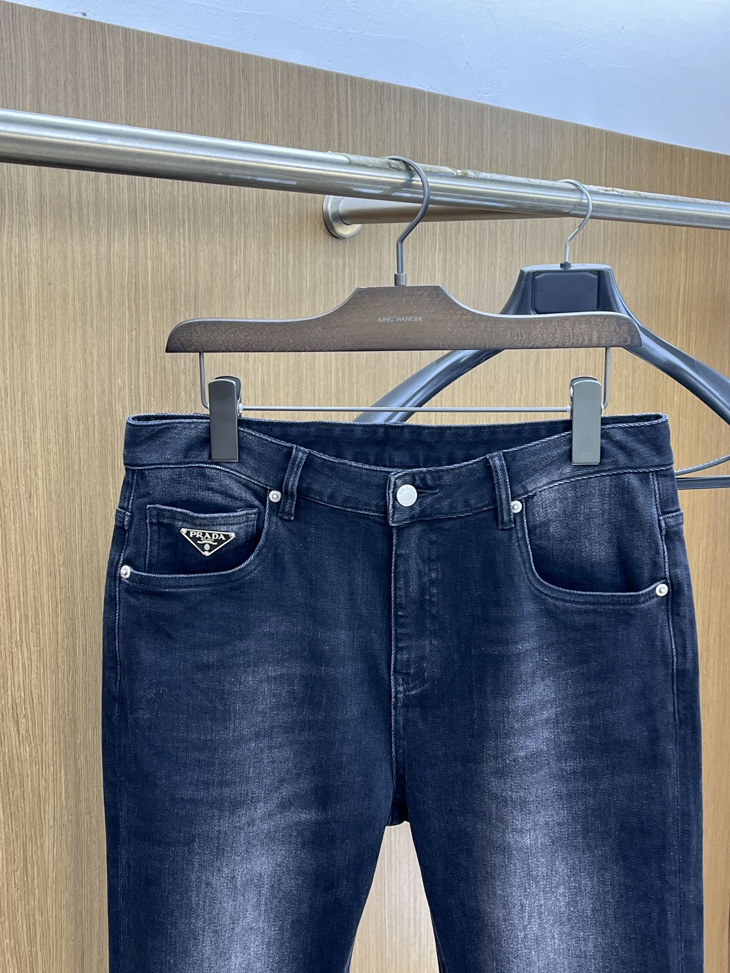 秋冬 Pd 新款来袭🔥秋冬爆款新品 有售 实体店极品牛仔裤🐂原版好货，适合各个年龄段。市场最高版本的欧洲