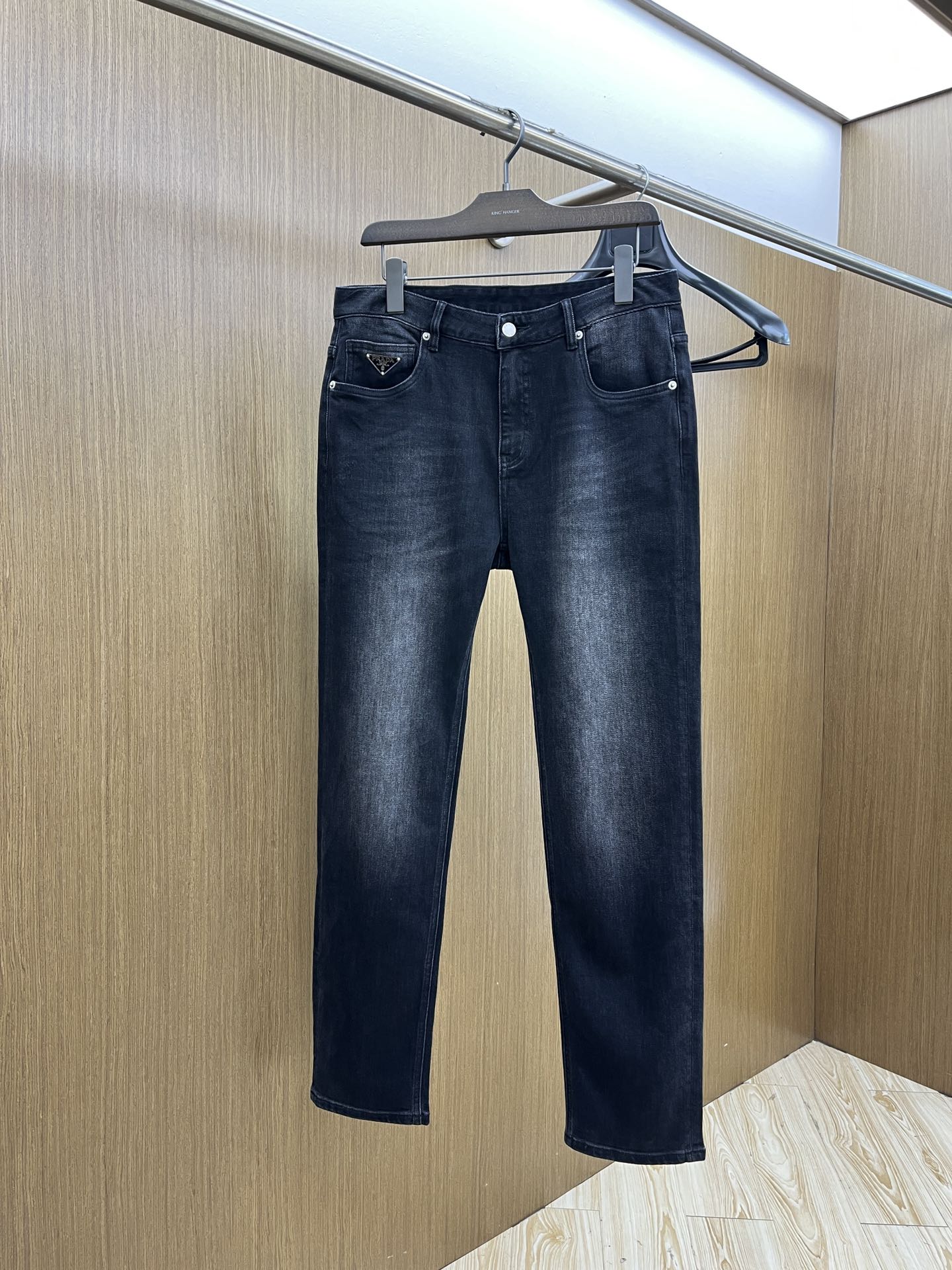 秋冬 Pd 新款来袭🔥秋冬爆款新品 有售 实体店极品牛仔裤🐂原版好货，适合各个年龄段。市场最高版本的欧洲