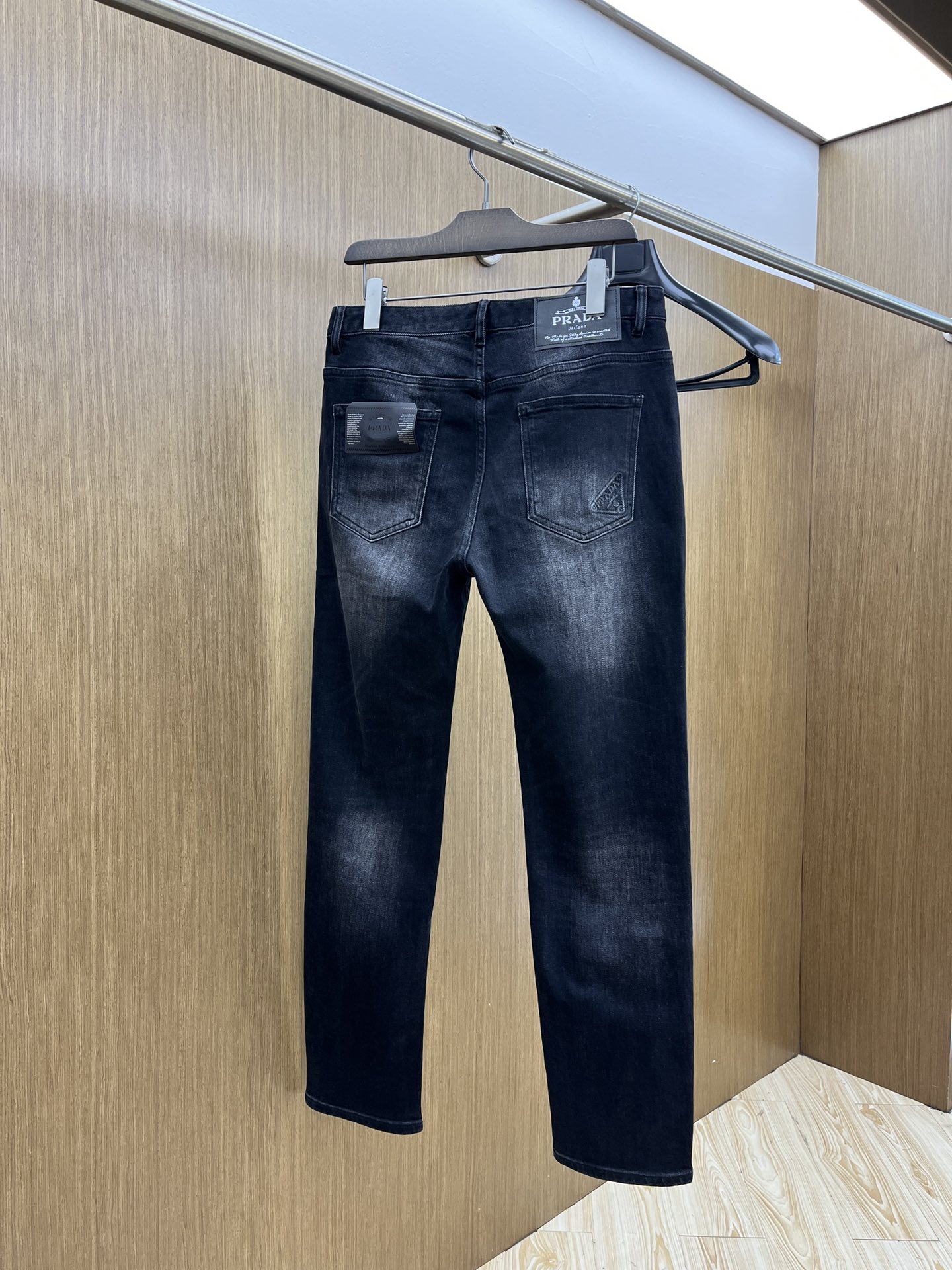 秋冬 Pd 新款来袭🔥秋冬爆款新品 有售 实体店极品牛仔裤🐂原版好货，适合各个年龄段。市场最高版本的欧洲