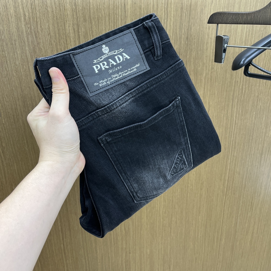 秋冬 Pd 新款来袭🔥秋冬爆款新品 有售 实体店极品牛仔裤🐂原版好货，适合各个年龄段。市场最高版本的欧洲