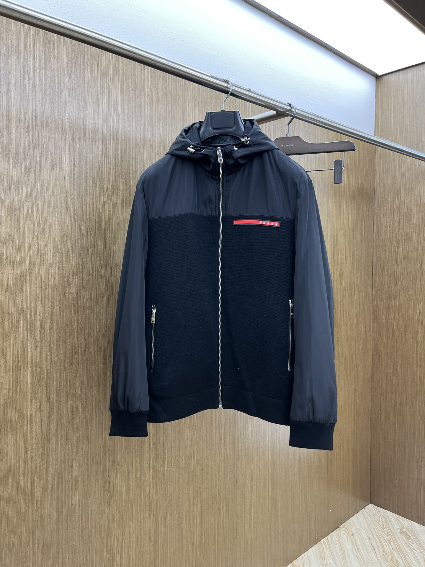 NO:529259,Autumn and Winter PD FW's latest fashionable autumn and winter hooded knitted jacket, a classic design and superb jacket, and the quality is even more unscrupulous. You can buy it directly, which is not to be mistaken for high-end products! Through the detailed pictures, you can feel its powerful aura, and the temperature concentration and keep warm is significant. FSH does not have to worry about a little chill! It is both fashionable and functional, and the whole style looks more luxurious and elegant! Size 48-56, Jackets & coats, Jackets & coats, Hats, Alexander wang19860909秋冬 PD FW最新时尚秋冬连帽针织夹克,经典设计感与颜值爆棚的外套,品质更是无法挑剔品控可以直接入手,不容过错的高端臻品！通过细节图片便可感受到它强悍的气场,聚温保暖效果显著,fsh完全不用担心会有一点寒意！时尚与功能性兼备,整款显得更加的奢华大气！ 尺码48-56,,jackets & coats,jackets & coats,hats,alexander wang,Men's clothing