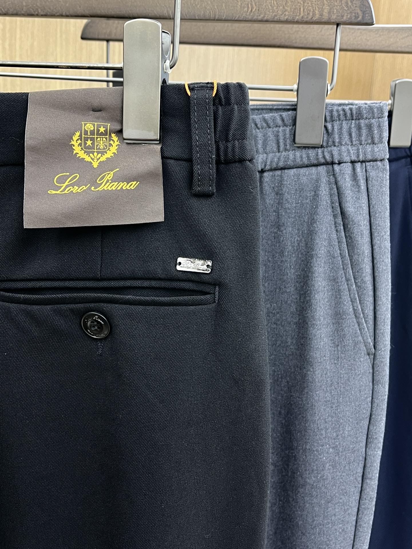秋冬 lP🆕 🔥🔥ss秋冬新品，官网同步有售，男士高端商务休闲西裤，高端进口面料，带弹力，后面采用硅胶字