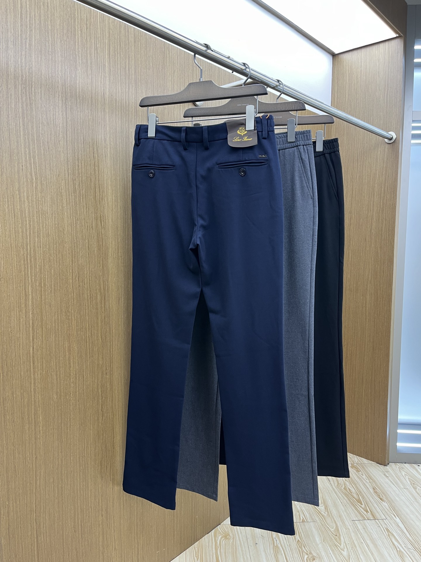 秋冬 lP🆕 🔥🔥ss秋冬新品，官网同步有售，男士高端商务休闲西裤，高端进口面料，带弹力，后面采用硅胶字
