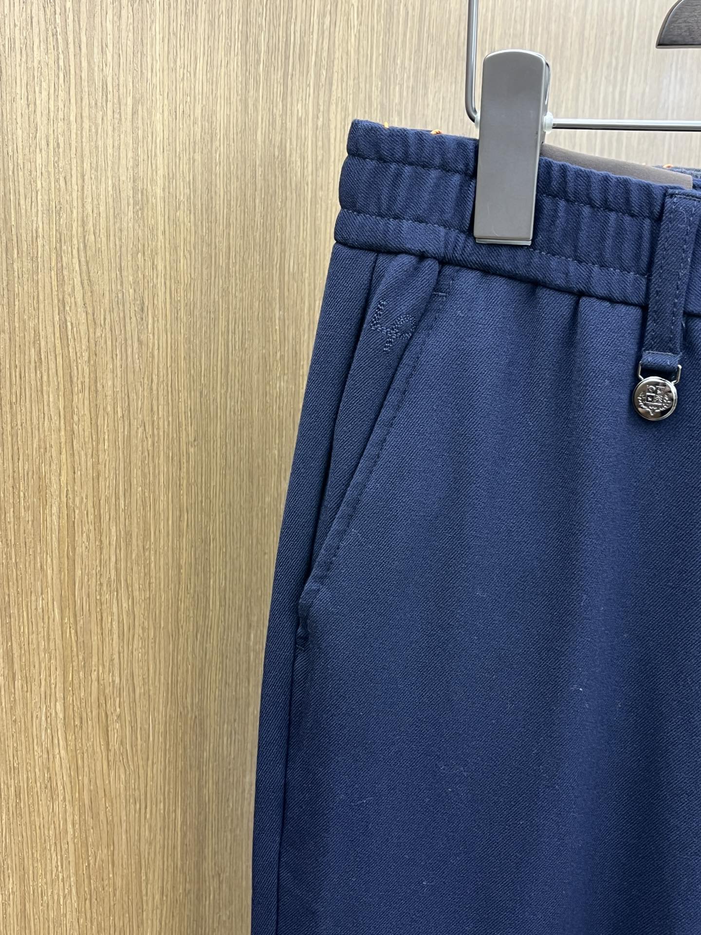 秋冬 lP🆕 🔥🔥ss秋冬新品，官网同步有售，男士高端商务休闲西裤，高端进口面料，带弹力，后面采用硅胶字
