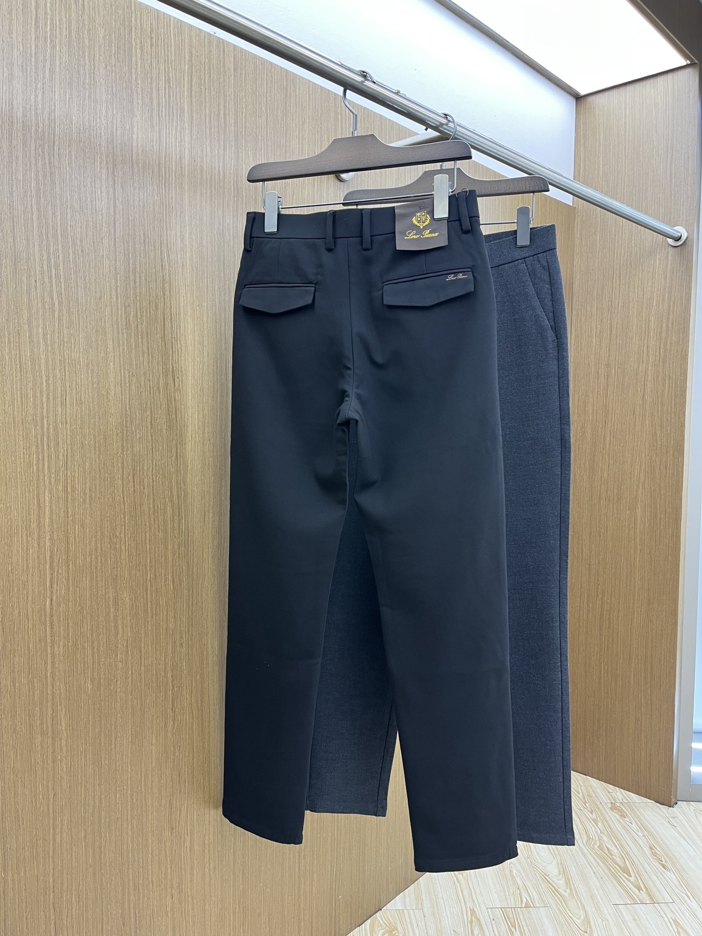 秋冬 lP🆕 🔥🔥ss秋冬新品，官网同步有售，男士高端商务休闲西裤，高端进口面料，带弹力，后面采用硅胶字