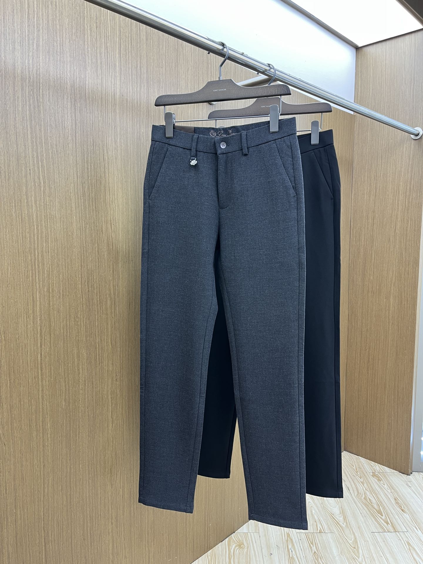 秋冬 lP🆕 🔥🔥ss秋冬新品，官网同步有售，男士高端商务休闲西裤，高端进口面料，带弹力，后面采用硅胶字