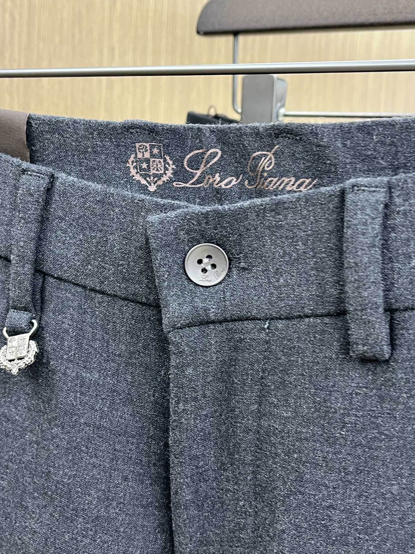 秋冬 lP🆕 🔥🔥ss秋冬新品，官网同步有售，男士高端商务休闲西裤，高端进口面料，带弹力，后面采用硅胶字