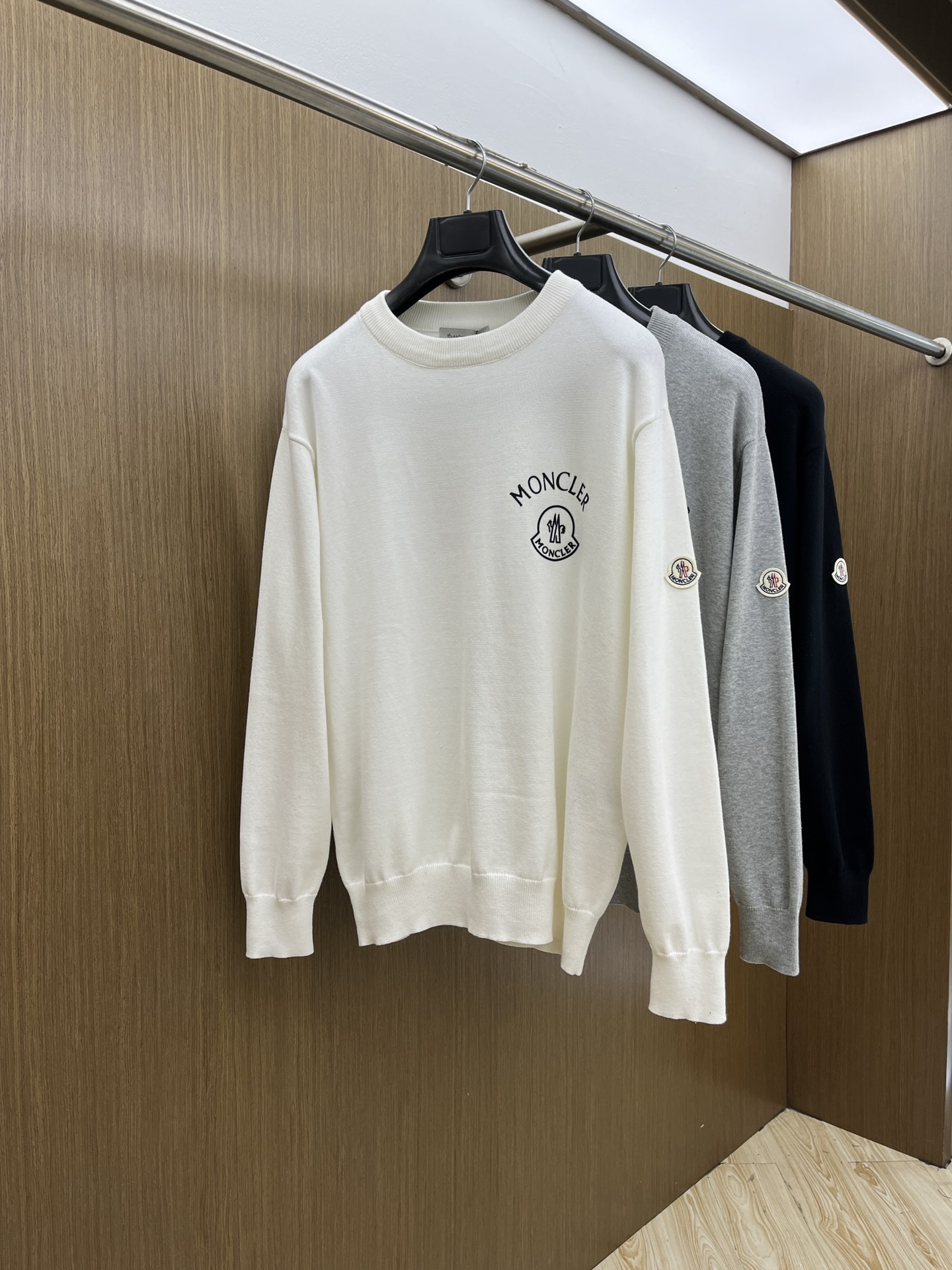 NO:531124,Autumn and Winter Mon FW exclusive latest men's casual pullover knit sweater ~ high-end customization, full of urban style, classic simple and atmospheric round neck base knit sweater. Imported fabrics, soft and delicate, skin-friendly and comfortable to wear, men's wardrobe is indispensable for basic foundation, and can be matched with various clothing anytime and anywhere to meet your daily life needs. The clothes are very simple, with logo printing logo embellishment, fzg fashion and versatile and hot men's must-have items!  Complete three standards!  Color black off-white gray Size S M L XL (please report height and weight to place an order), Sweaters, alexander wang19860909秋冬 Mon FW独家最新款男士休闲套头针织毛衣～高级定制 都市风十足 经典简约大气圆领打底针织毛衣. 进口面料, 柔软细腻 ,穿着亲肤舒适,男人的衣柜都少不了基础打底 ,随时随地都可以拿来搭配各种服饰, 满足您日常生活需求 .衣服设计非常的简洁,标识印花logo点缀,fzg时尚百搭爆款男士必备单品！ 三标齐全！ 颜色黑色 米白色 灰色 尺码S M L XL（下单请报身高体重）,,sweaters,alexander wang,Men's clothing