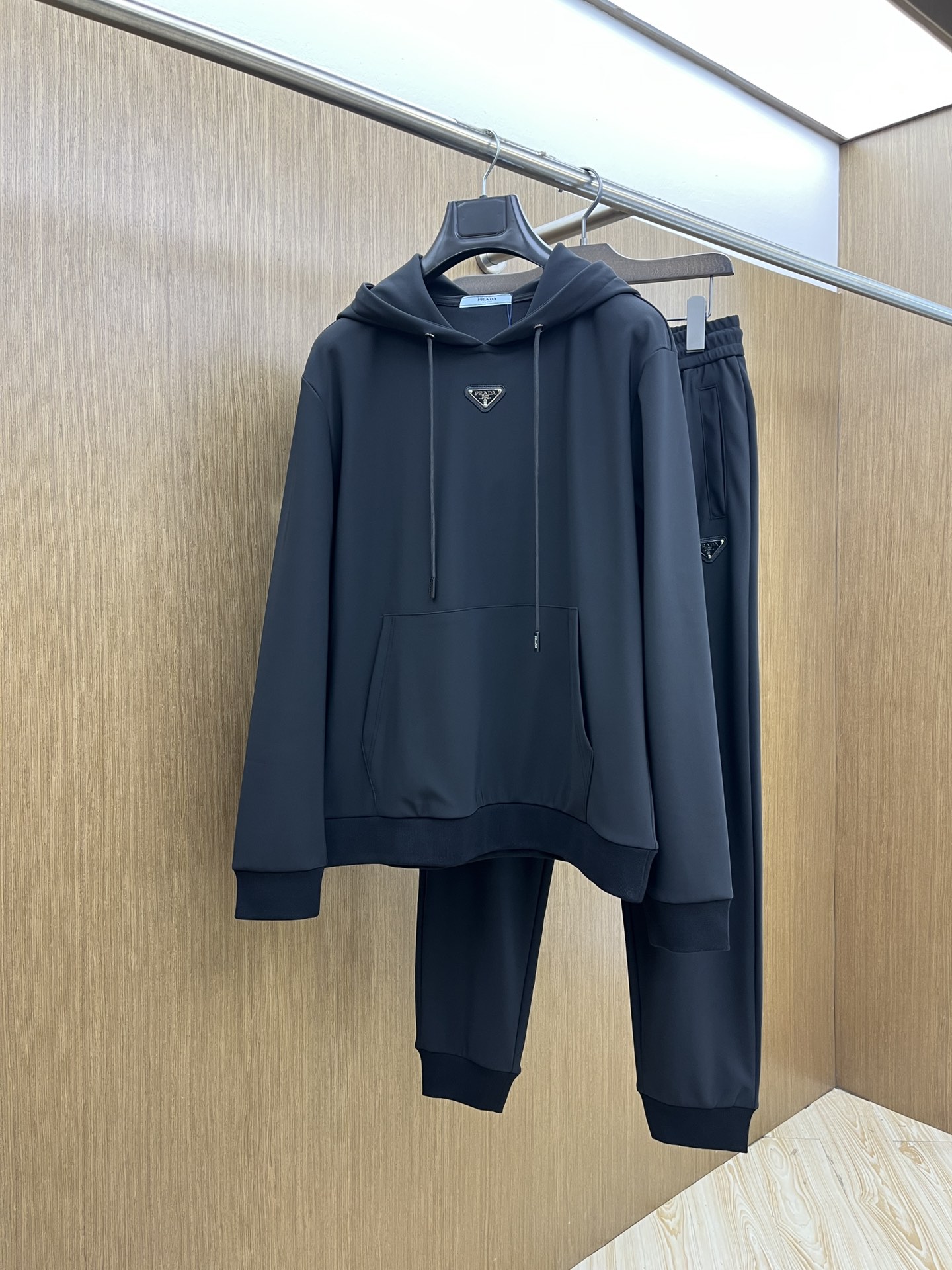 NO:531131,Autumn and Winter/Set PD New Year's latest style set m-xxxl Latest and top-level classic yellow strap weighted embroidered letter arrangement classic pattern trendy hooded casual cardigan set, top quality counter for sale, top production craft imported fabric, unique design of counter style, fls uses imported high-end custom imported silk thread with first-class feel!  !  !  ,hats,alexander wang19860909秋冬/套 PD 年最新款套装版型m-xxxl 最新最顶级经典黄色带子加重工刺绣字母排列经典图案潮流连帽休闲开衫套装,最顶级的品质专柜在售,顶级制作工艺进口面料,专柜款独特设计,fls采用进口高端订制进口丝线手感一流！！！,,hats,alexander wang,Men's clothing