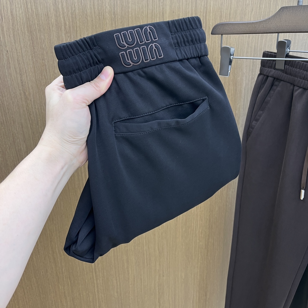 NO:541327,Autumn and Winter Miu 1954 Autumn and Winter New Casual Pants are released simultaneously on the official website, trouser body craft design, imported customer-supplied auxiliary materials, fabric customization, and OEM products are free of inspection!  Every detail is the ultimate, the original hardware accessories are trendy and stylish, and they are a must-have item for trendy people!  Original single production of fh12!  Number of codes 29-38 None 35.37, miumiu,alexander wang19860909秋冬 Miu 1954秋冬新品休闲裤 官网同步发售,裤身工艺设计,进口客供辅料、面料定制,代工厂出品免检！每个细节做到极致,原版五金配件,潮范十足、上身有型帅气,潮人必备单品！ fh12原单出品！ 码数29-38无35.37,,miumiu,alexander wang,Men's clothing