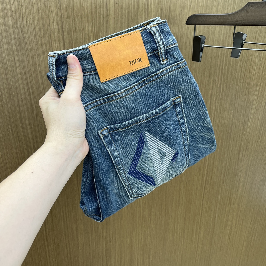 NO:567585,Autumn and winter CD high-end customization, 2025 autumn and winter latest jeans, simultaneous sale at the counter, original customized replicas, customer-supplied hardware accessories, original order quality, heavy industrial washing of imported denim fabrics, fine leather tags, fine workmanship and excellent upper body!  fam's preferred item, size 30-38, no 35.37,,jeans,alexander wang19860909秋冬 CD 高端定制、2025秋冬最新款牛仔裤 柜台同步发售 原版定制复刻 客供五金辅料 原单品质 进口牛仔面料重工洗水 精品皮牌 做工走线精细 上身绝佳！fam优选单品 码数30-38无35.37,,jeans,alexander wang,Men's clothing