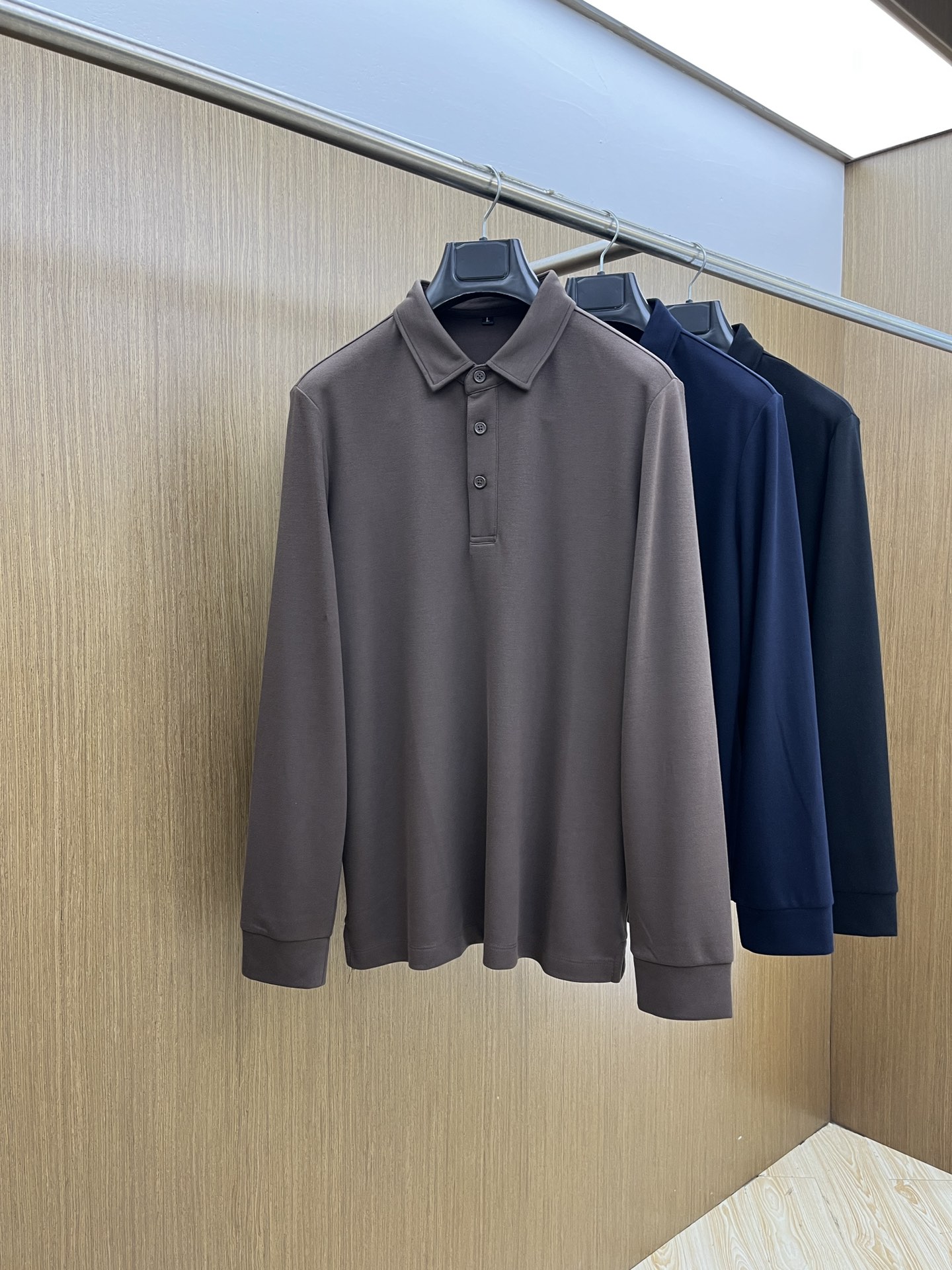 NO:538511,Autumn and Winter ZZ autumn and Winter new men's logo short-sleeved polo shirt continues the classic business casual lapel POLO shirt. This Polo shirt is made of mercerized double-sided cotton bead floor fabric, and the timeless design can transcend fashion trends. The classic style, the brand LOGO three-dimensional and unique, making the overall more detailed. The integrated style, the fabric is made of all-cotton beaded material, jnb is comfortable, skin-friendly, breathable, and is very practical for commuting and leisure. Highly recommended. Size M-3XL, T-shirt, alexander wang19860909秋冬 ZZ秋冬新款男士标识短袖polo衫,延续经典商务休闲翻领POLO恤.该款Polo衫采用丝光双面棉质珠地面料制成,隽永设计可跨越时尚潮流.经典款型,品牌LOGO立体别致,让整体更具细节感 合体的版型,面料采用全棉珠地料,jnb舒适,亲肤,透气好,平时通勤休闲都很实穿的一款 强烈推荐. 尺码M-3XL,,T-shirt,alexander wang,Men's clothing