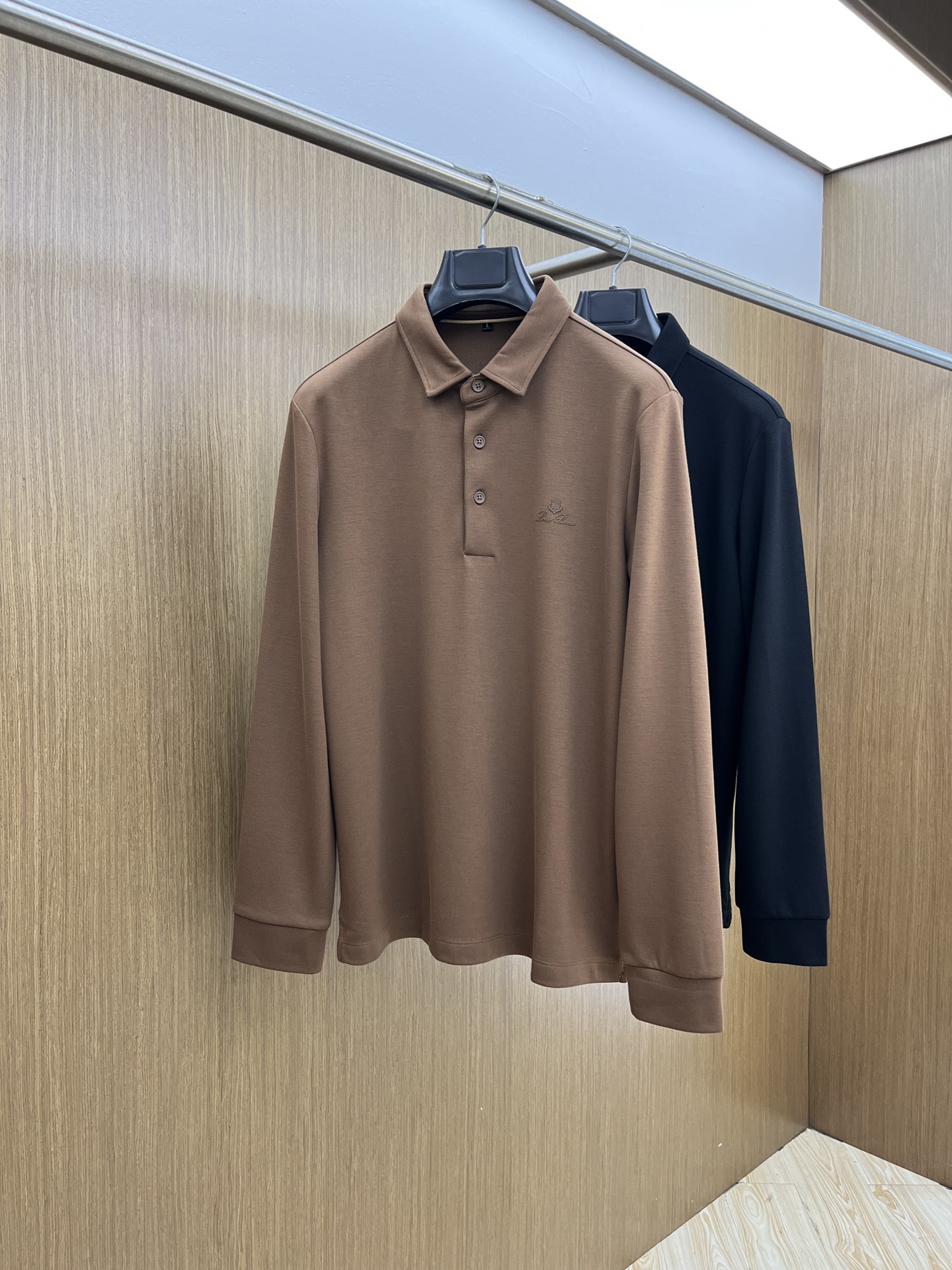 NO:538515,Autumn and Winter LP autumn and Winter new men's logo short-sleeved polo shirt continues the classic business casual lapel POLO shirt. This Polo shirt is made of mercerized double-sided cotton bead floor fabric, and the timeless design can transcend fashion trends. The classic style, the brand LOGO three-dimensional and unique, making the overall more detailed. The integrated style, the fabric is made of all-cotton beaded material, jnb is comfortable, skin-friendly, breathable, and is very practical for commuting and leisure. Highly recommended. Size M-3XL,,loro piano, T-shirt, alexander wang19860909秋冬 LP 秋冬新款男士标识短袖polo衫,延续经典商务休闲翻领POLO恤.该款Polo衫采用丝光双面棉质珠地面料制成,隽永设计可跨越时尚潮流.经典款型,品牌LOGO立体别致,让整体更具细节感 合体的版型,面料采用全棉珠地料,jnb舒适,亲肤,透气好,平时通勤休闲都很实穿的一款 强烈推荐. 尺码M-3XL,,loro piana,T-shirt,alexander wang,Men's clothing