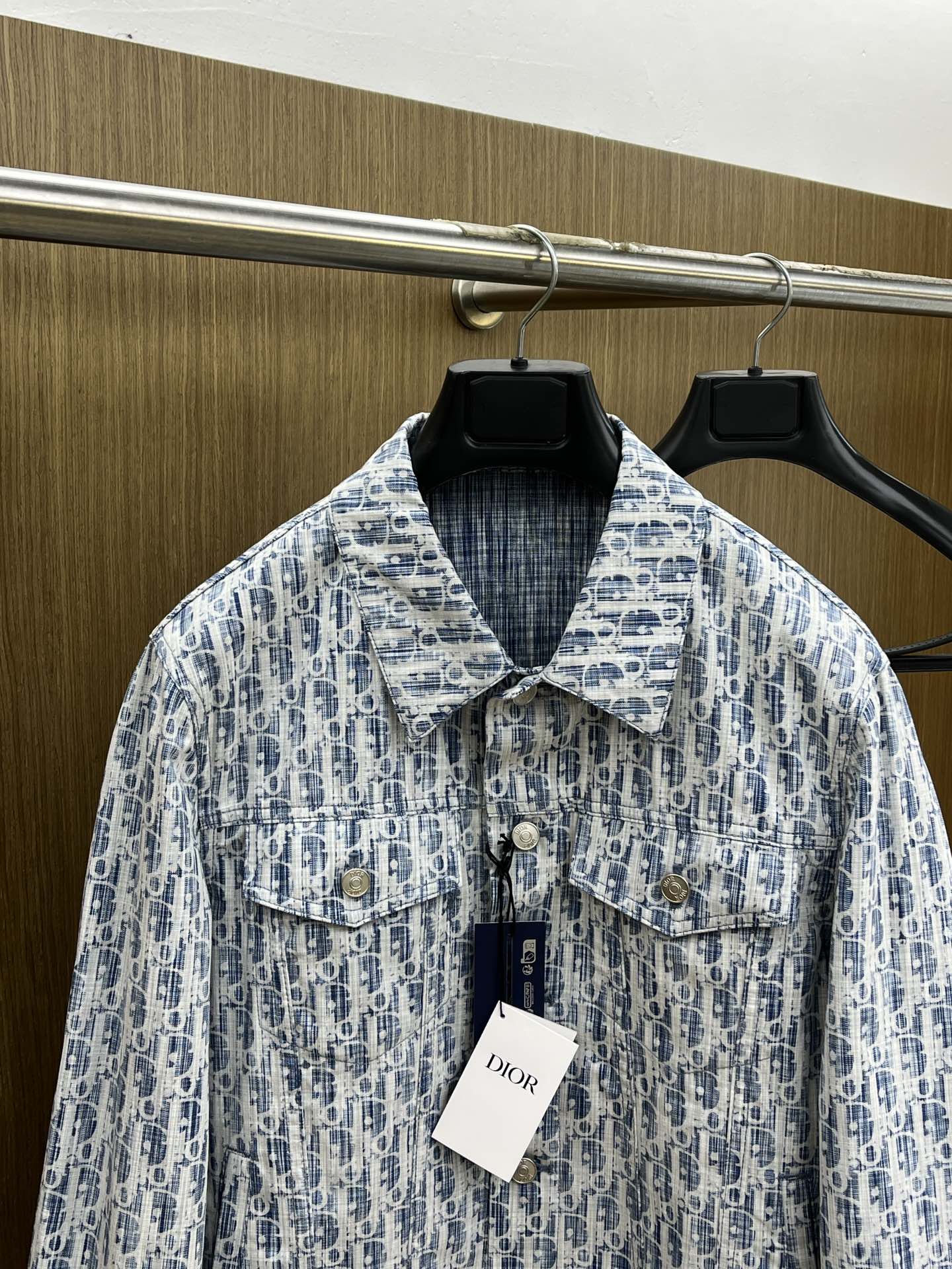 秋冬 Dior 满印牛仔上衣｜复古与潮流的精彩碰撞这款满印牛仔上衣，是复古与潮流的完美融合！经典的牛仔材