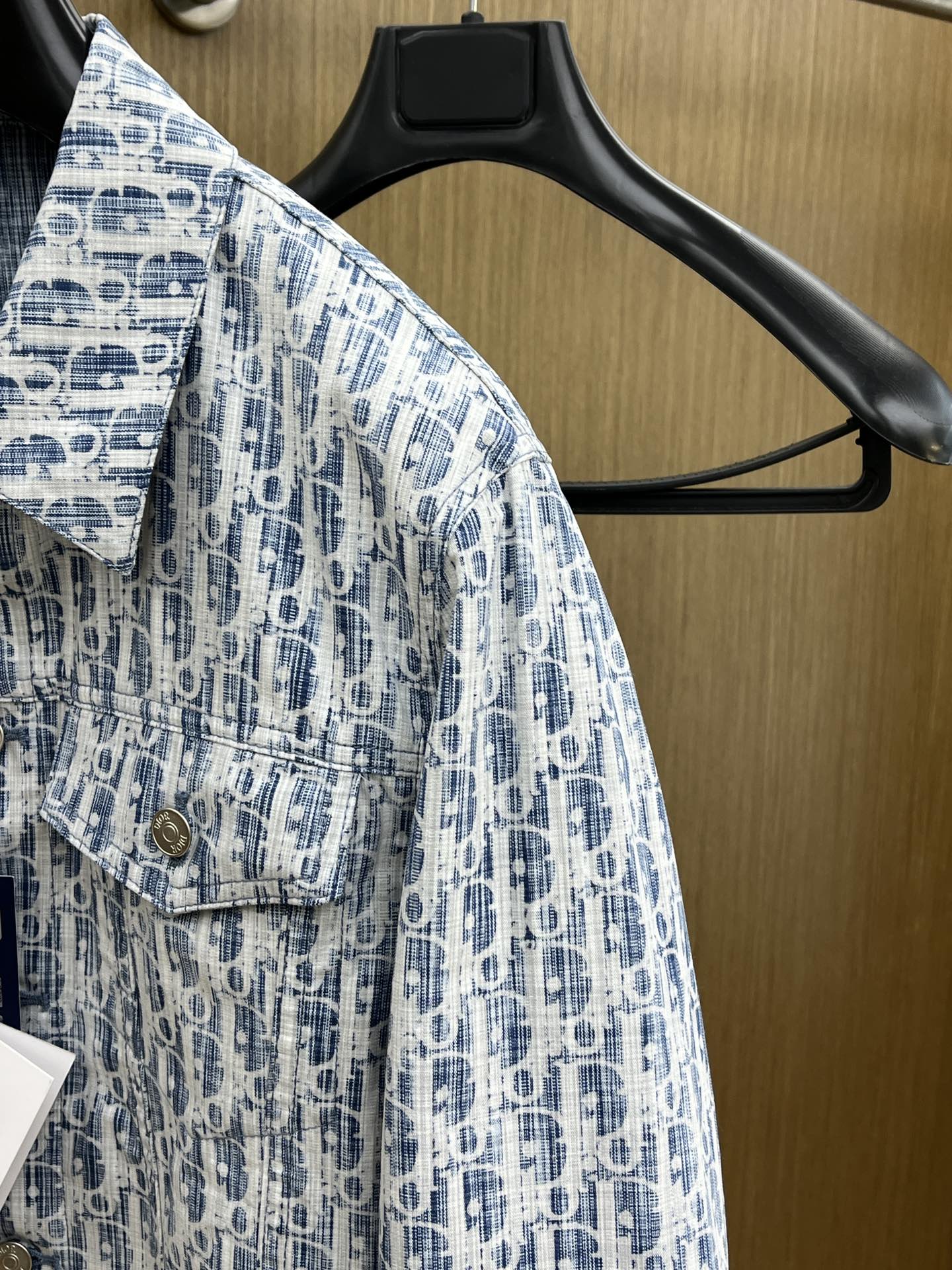 秋冬 Dior 满印牛仔上衣｜复古与潮流的精彩碰撞这款满印牛仔上衣，是复古与潮流的完美融合！经典的牛仔材