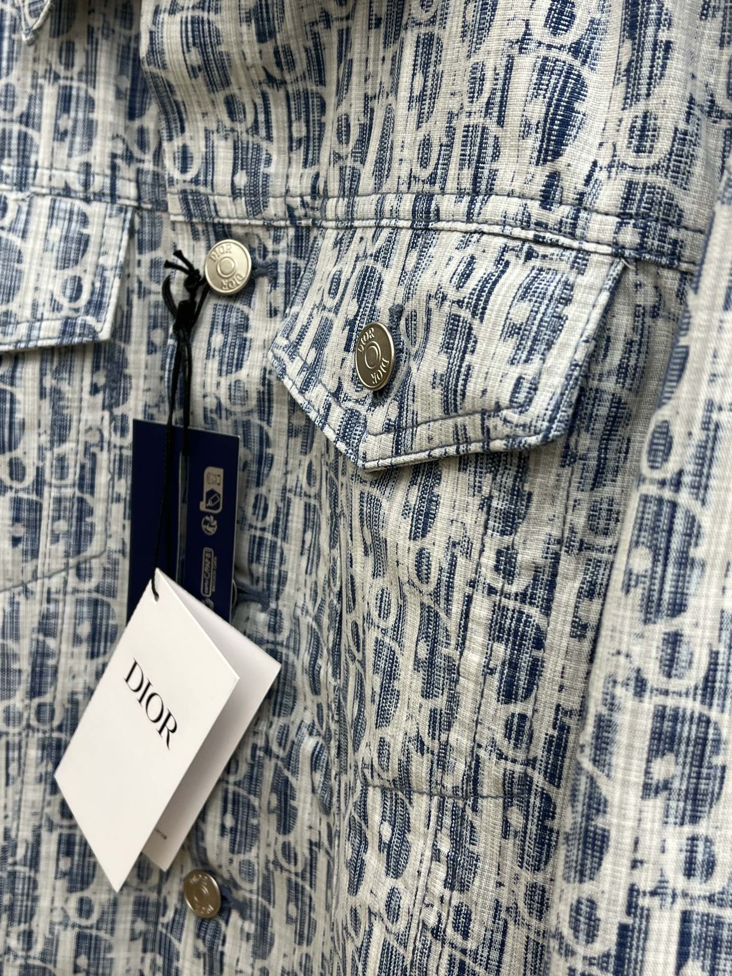 秋冬 Dior 满印牛仔上衣｜复古与潮流的精彩碰撞这款满印牛仔上衣，是复古与潮流的完美融合！经典的牛仔材