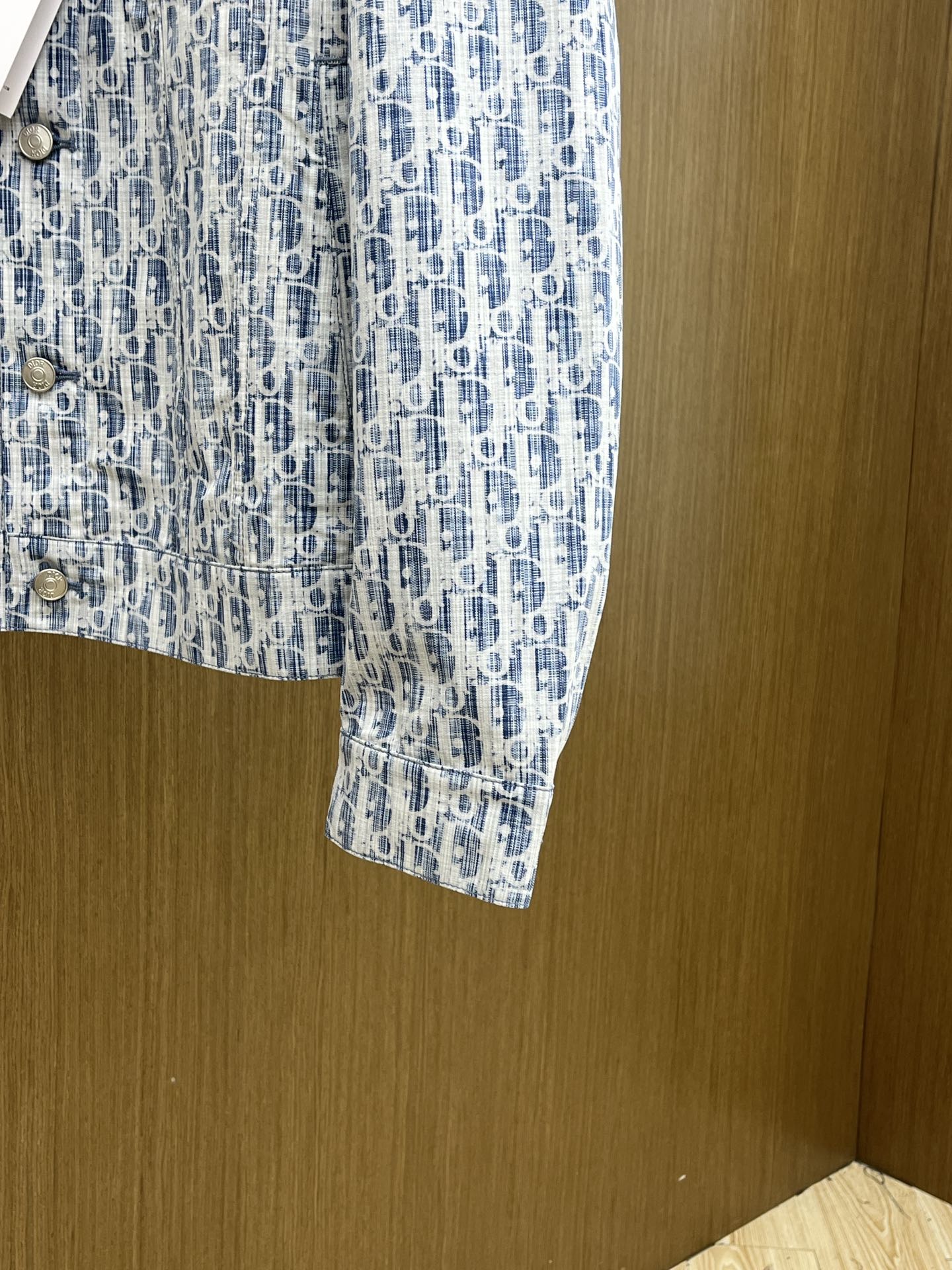 秋冬 Dior 满印牛仔上衣｜复古与潮流的精彩碰撞这款满印牛仔上衣，是复古与潮流的完美融合！经典的牛仔材