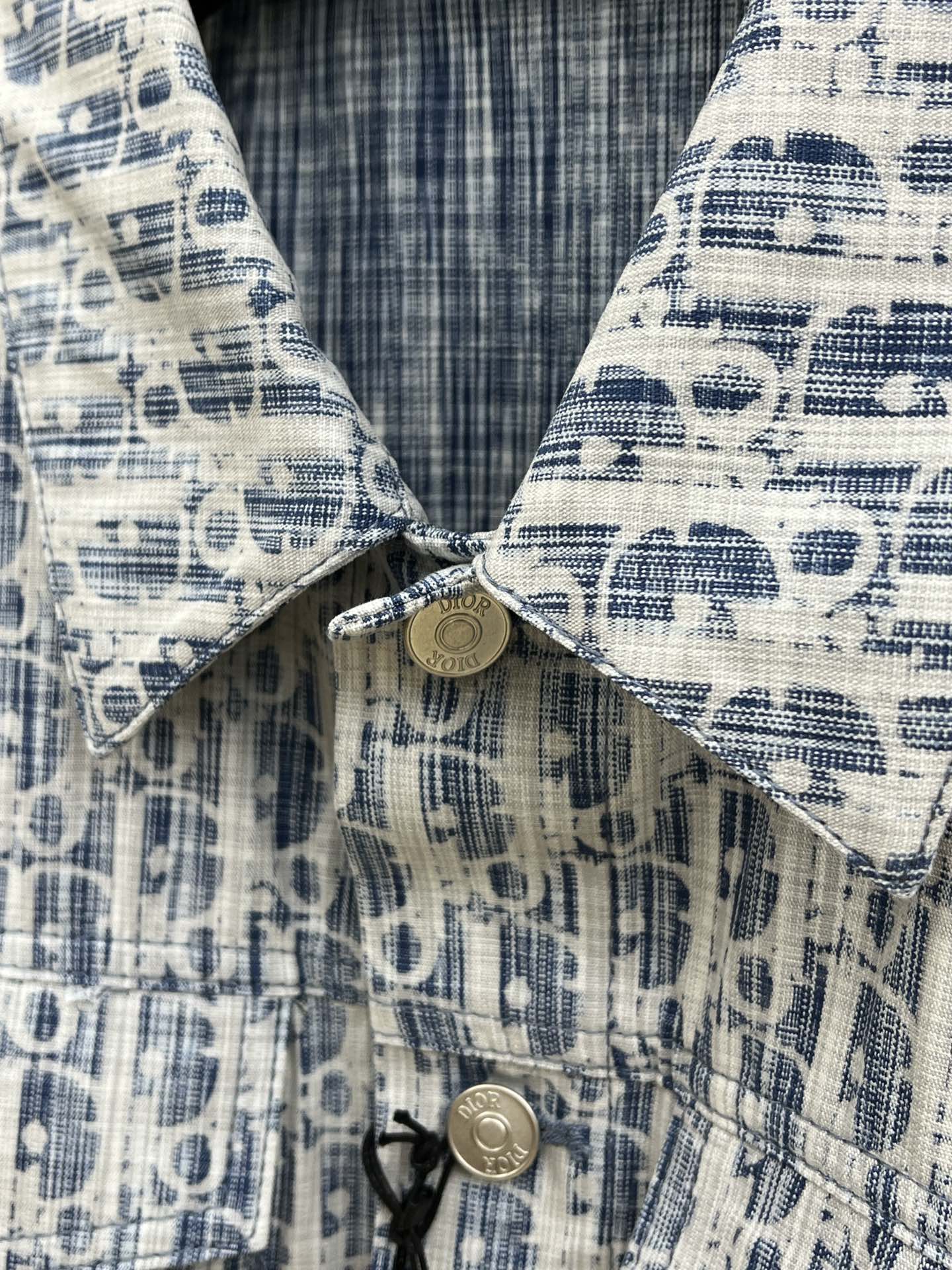 秋冬 Dior 满印牛仔上衣｜复古与潮流的精彩碰撞这款满印牛仔上衣，是复古与潮流的完美融合！经典的牛仔材