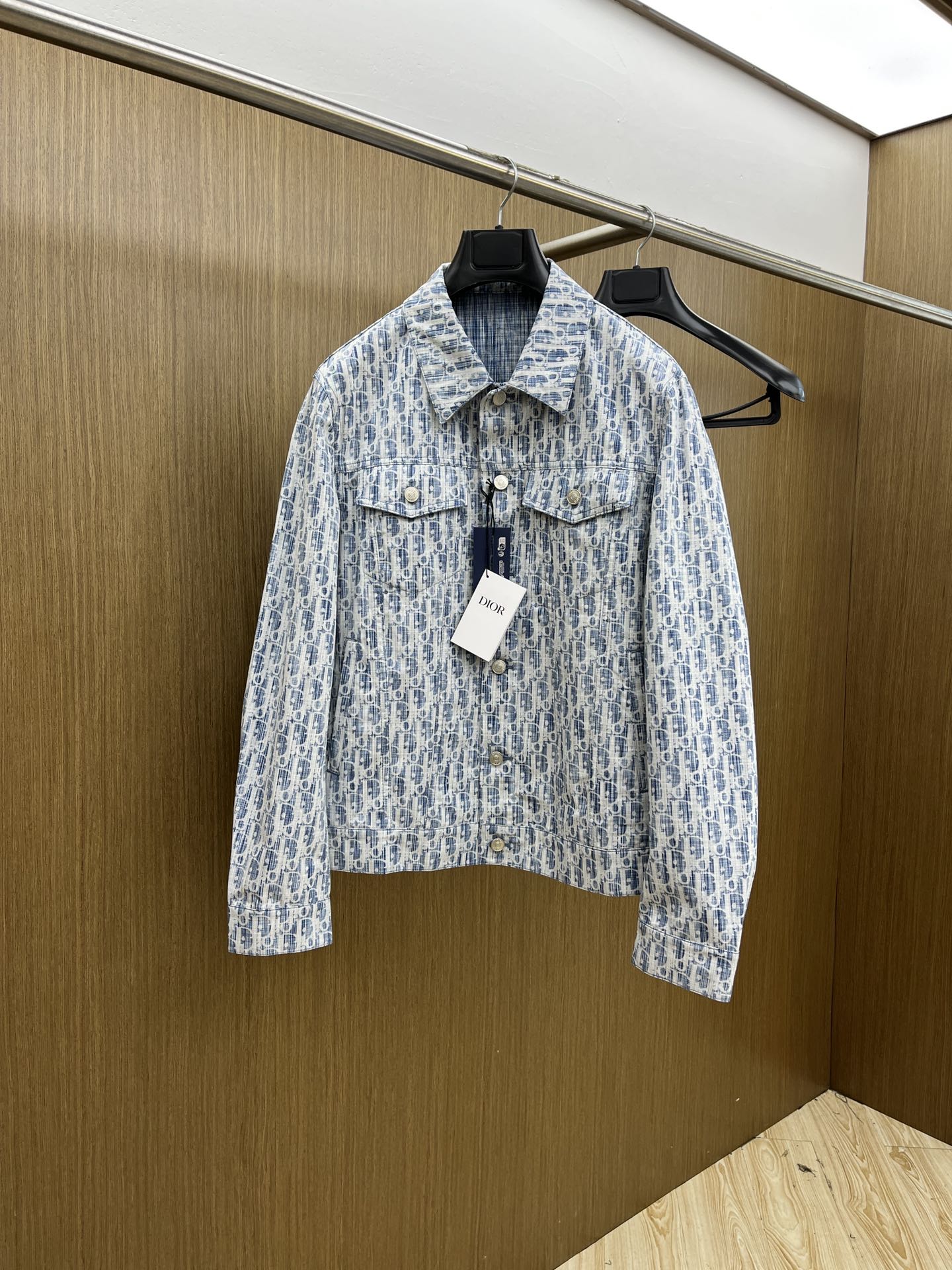 秋冬 Dior 满印牛仔上衣｜复古与潮流的精彩碰撞这款满印牛仔上衣，是复古与潮流的完美融合！经典的牛仔材