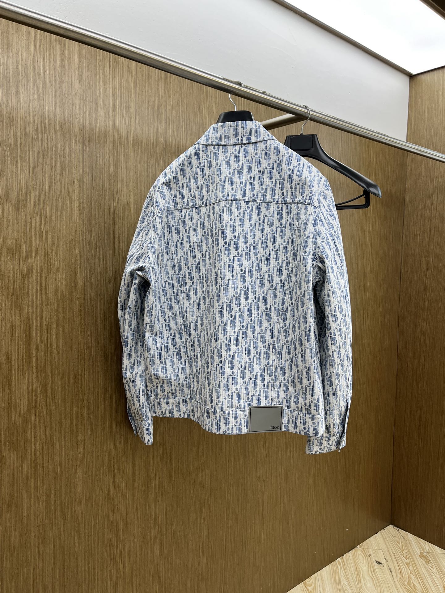 秋冬 Dior 满印牛仔上衣｜复古与潮流的精彩碰撞这款满印牛仔上衣，是复古与潮流的完美融合！经典的牛仔材