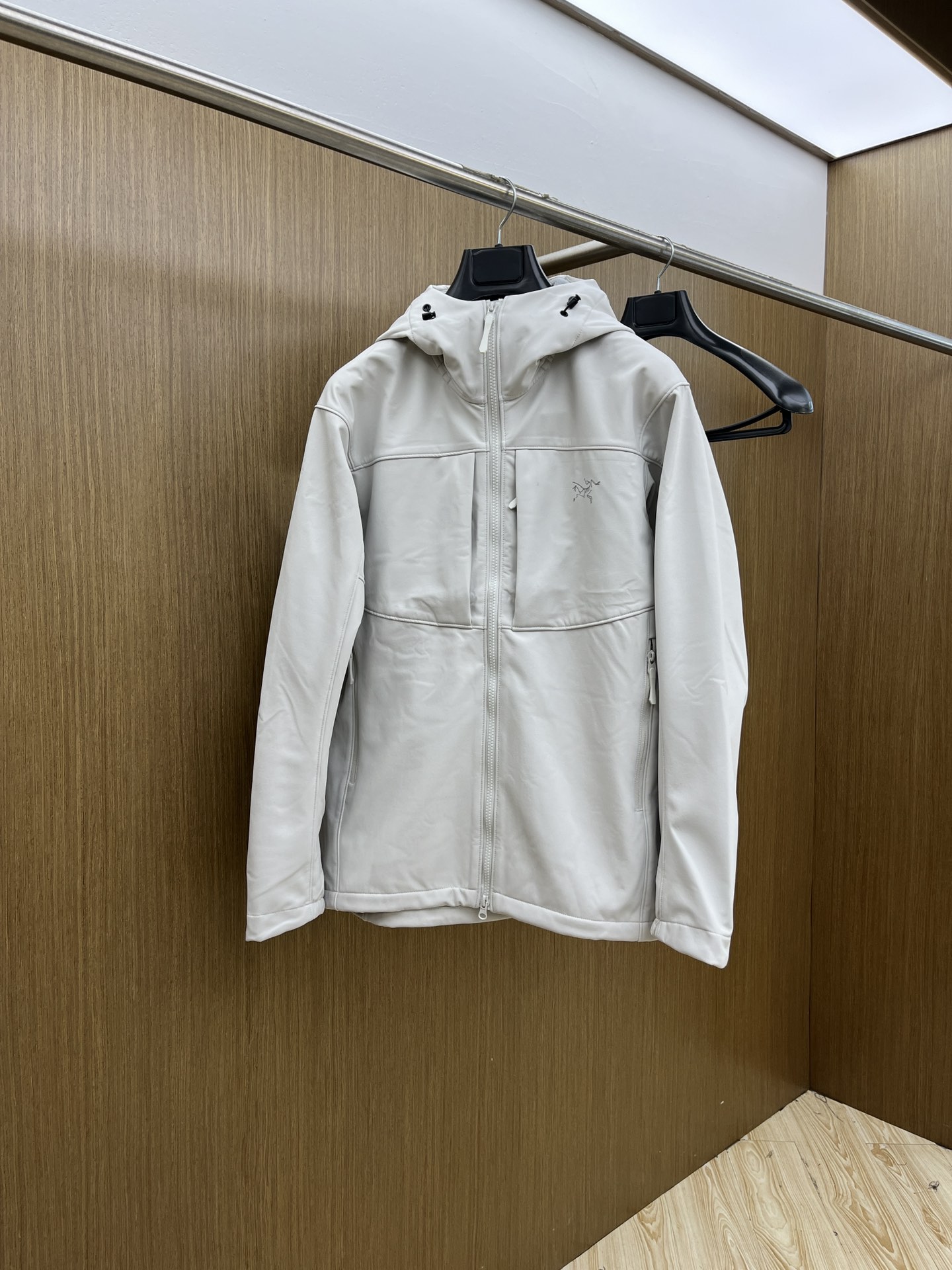 NO:537124,Autumn and Winter Arcteryx/Architecture Bird 2025 Spring and Autumn New Soft Shell Stand-Link Jacket Jacket This GAMMALT jacket is made of light and wear-resistant WEE BURLY soft shell fabric, 90 nylon 10 spandex double woven fabric is treated with DWR (long-lasting waterproof), wear-resistant, light, medium warm, wind-proof and rain-proof. The fabric is wind-proof and breathable, comfortable, with the two-way elasticity of elastic fiber, light and wear-resistant. Its fabric is wind-proof and rain-proof, and the textured bottom is warm and comfortable, and can absorb moisture and sweat in various weather activities and activities. The fabric is thin, breathable and soft, elastic, which improves ergonomic freedom and can be easily layered in the jacket, and the friction between the fabrics is quiet and silent when worn.  Three-dimensional slim tailoring increases breathability and flexibility for high-intensity activities, high performance, lightweight and durable and comfortable, no stuffy feeling, and super breathable!  Elastic adjustable cuffs, extended rear swing, adjustable hem drawstring, pressed hem, exquisite logo embroidery on the sleeves, exquisite craftsmanship, articulated elbows, underarm gusset shears, easy to move!  Whether it is comfortable to wear or the style effect, the top style is simple to design, fxz full-body custom YKK zipper, all pockets are zippered, and the items are safely stored. Size: m-xxxl, burberryarc'teryx, jackets & coats, jackets & coats, alexander wang19860909秋冬 Arcteryx/始祖鸟 2025春秋新款软壳立领夹克冲锋衣外套 这款GAMMALT夹克采用轻薄耐磨的WEE BURLY软壳面料,90锦纶10氨纶双织布经DWR(持久防水)处理,耐磨,轻薄,中度保暖,防风挡雨. 面料防风而透气,感觉舒适,具有弹性纤维的双向弹性,轻薄而耐磨.其面料防风挡雨,富有质感的底面保暖舒适,在各种天气活动和活动强度中能吸湿排汗 其面料轻薄、透气且柔软,富有弹性,提高了人体工学自由度,可轻松叠穿在外套里,并且穿着时面料间的摩擦安静无声 、 立体修身剪裁,增加高强度活动的透气性灵活性,高性能,轻量而耐倍加舒适,无闷热感,透气性超强！ 弹性可调节袖口.加长后摆.可调下摆抽绳.压胶下摆 袖子边饰有精致logo刺绣,精湛工艺 铰接式肘部, 腋下角撑板剪,活动自如！无论是穿着舒适 还是版型效果 都是顶级款式设计简约,fxz全身定制YKK拉链,口袋全部采用拉链闭合,携带物品安全存放 尺码:m-xxxl,,burberryarc'teryx,jackets & coats,jackets & coats,alexander wang,Men's clothing