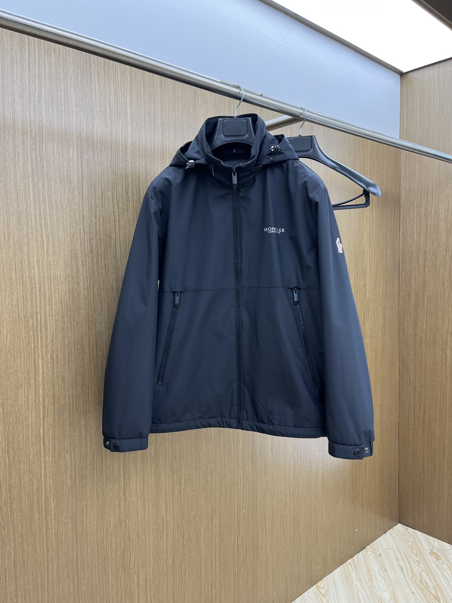 NO:537128,Autumn and Winter Mon's latest fashion designer jacket. Hooded can be stored. Details are full of high-end structural tailoring design changes to show the diverse image changes of men, slim and neat, tailoring, fsh meets the popular multi-layered outfits nowadays, and versatile styles of life. Number of 48-56, Jackets & coats, hats, alexander wang19860909秋冬 Mon 最新款时尚设计师款加绒外套.连帽可收纳.处处细节显工艺足够的高级结构性剪裁的设计改变来展现男士多样的形象变化,修身利落、剪裁合体,fsh满足时下正流行的多层次穿搭,生活百搭款式 码数48-56,,jackets & coats,hats,alexander wang,Men's clothing