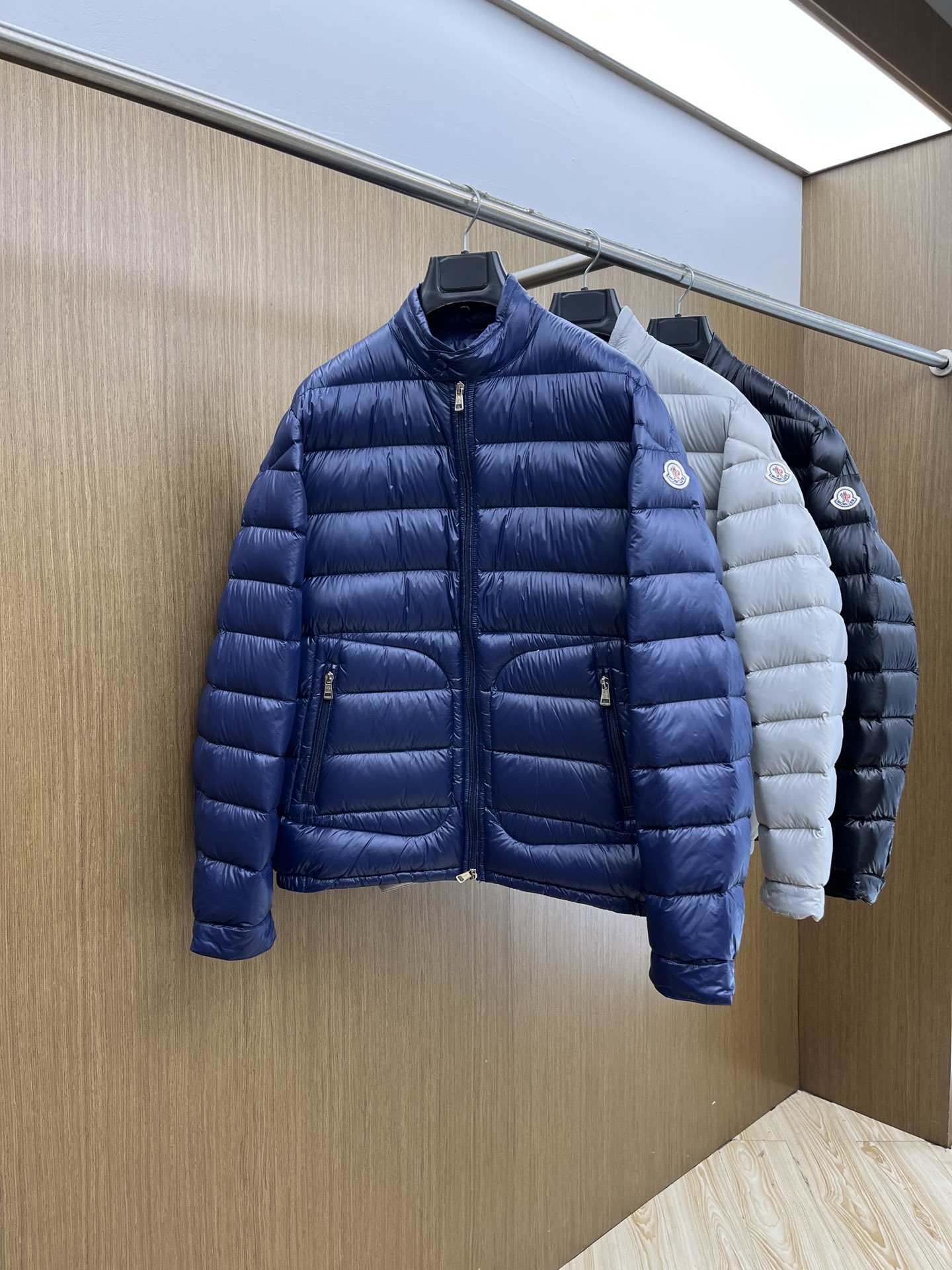 NO:565658,Autumn and winter down Mon  GW exclusively supplies new classic down jackets for autumn and winter. Trading company channels are rare. It is a must-have warm item for cooling weather. It can be worn for daily life or outdoor sports. The fabric of the down jacket is smooth and shiny, wear-resistant, scratch-resistant and easy to care for. It is filled with high-quality white goose down inside and is matched with large square quilting technology to create a fluffy and full overall effect. It has good resilience and has a strong thermal insulation and temperature locking effect, so that you are not afraid of the cold outdoor weather in autumn and winter!  Size 1-5,,down jacket,alexander wang19860909秋冬羽绒 Mon GW独家专供秋冬新款经典羽绒服,贸易公司渠道稀出,降温天气必备的保暖单品,不论是日常还是户外运动都能穿.该羽绒服面料质感光滑亮泽,耐磨防刮易打理,内里配置优质白鹅绒埴充,在搭配大方格绗缝工艺,打造蓬松饱满的整体效果,回弹性好,wt兼顾强悍的保暖锁温效果,让你无惧秋冬季寒冷的户外天气! 尺码1-5,,down jacket,alexander wang,Men's clothing