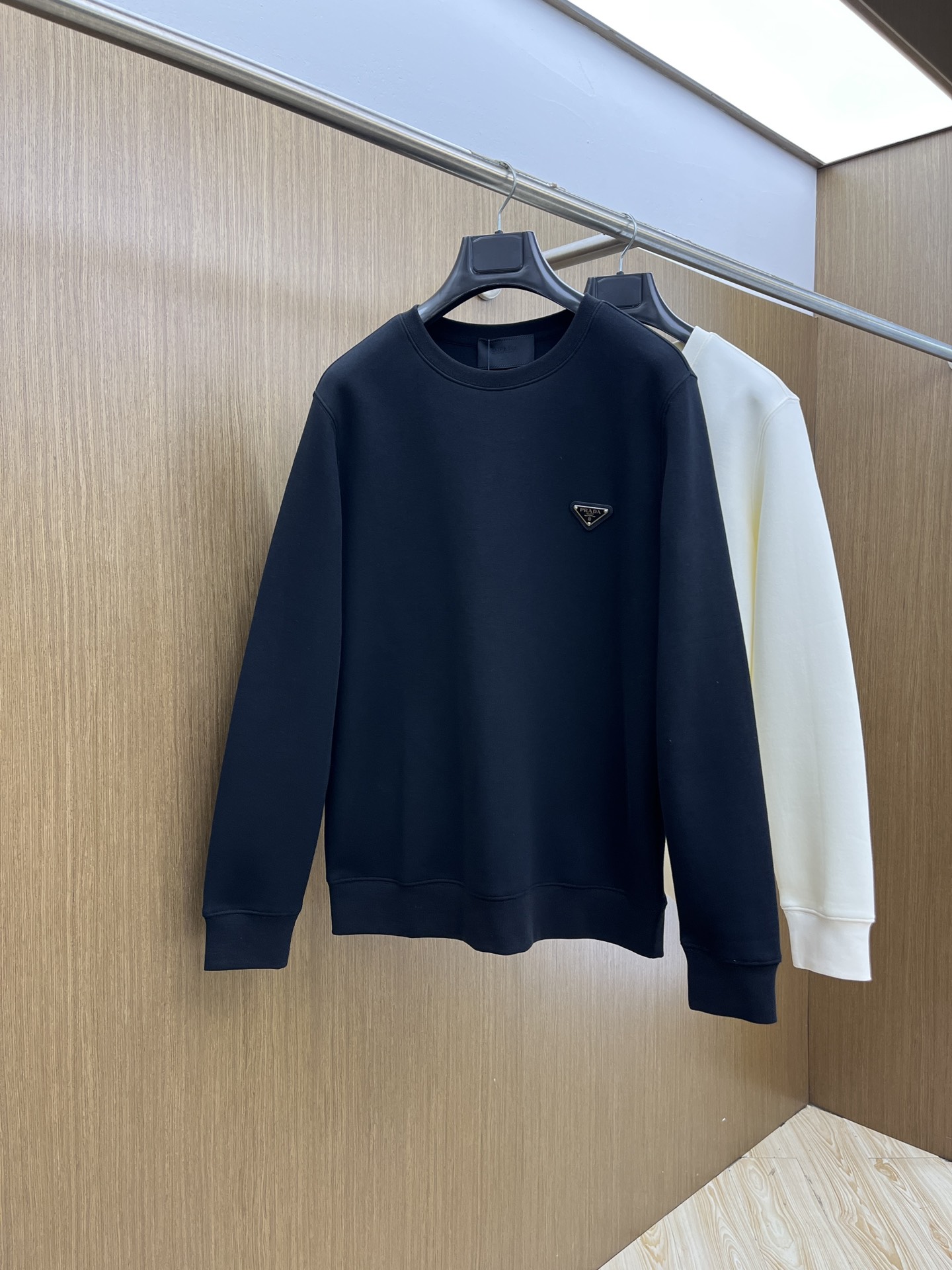 NO:565613,Autumn and winter PD high quality 2025 autumn new style, the latest round neck pullover sweatshirt. The original version has a casual and versatile upper body, casual and lazy style, customized original double-sided Tencel fabric, and is extremely comfortable. High-end atmosphere, does it have the taste of autumn, ftd keeps it for free and gives it to others. Purchasing level... Size: S-XXL. Pay attention to the washable microphone and touch it into the official website, hoodie, sweatshirts, alexander wang19860909秋冬 PD 高品质 2025秋季新款,最新圆领套头卫衣 原版版型上身休闲百搭、随性慵懒范,定制原版双面天丝面料,舒适感爆棚.高端大气,秋天的味道有没有,ftd自留送人首选 代购级别…… 码数:S-XXL 注意洗水麦可触碰进官网哦,,hoodie,sweatshirts,alexander wang,Men's clothing