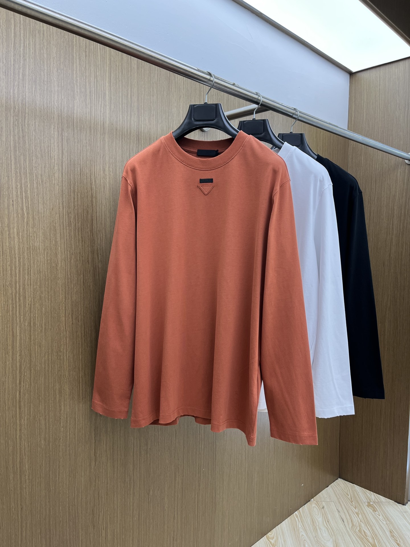秋冬 PD 🔥🔥高品质 2025秋季新款，最新圆领长袖T恤 原版版型上身休闲百搭、随性慵懒范，定制原版双